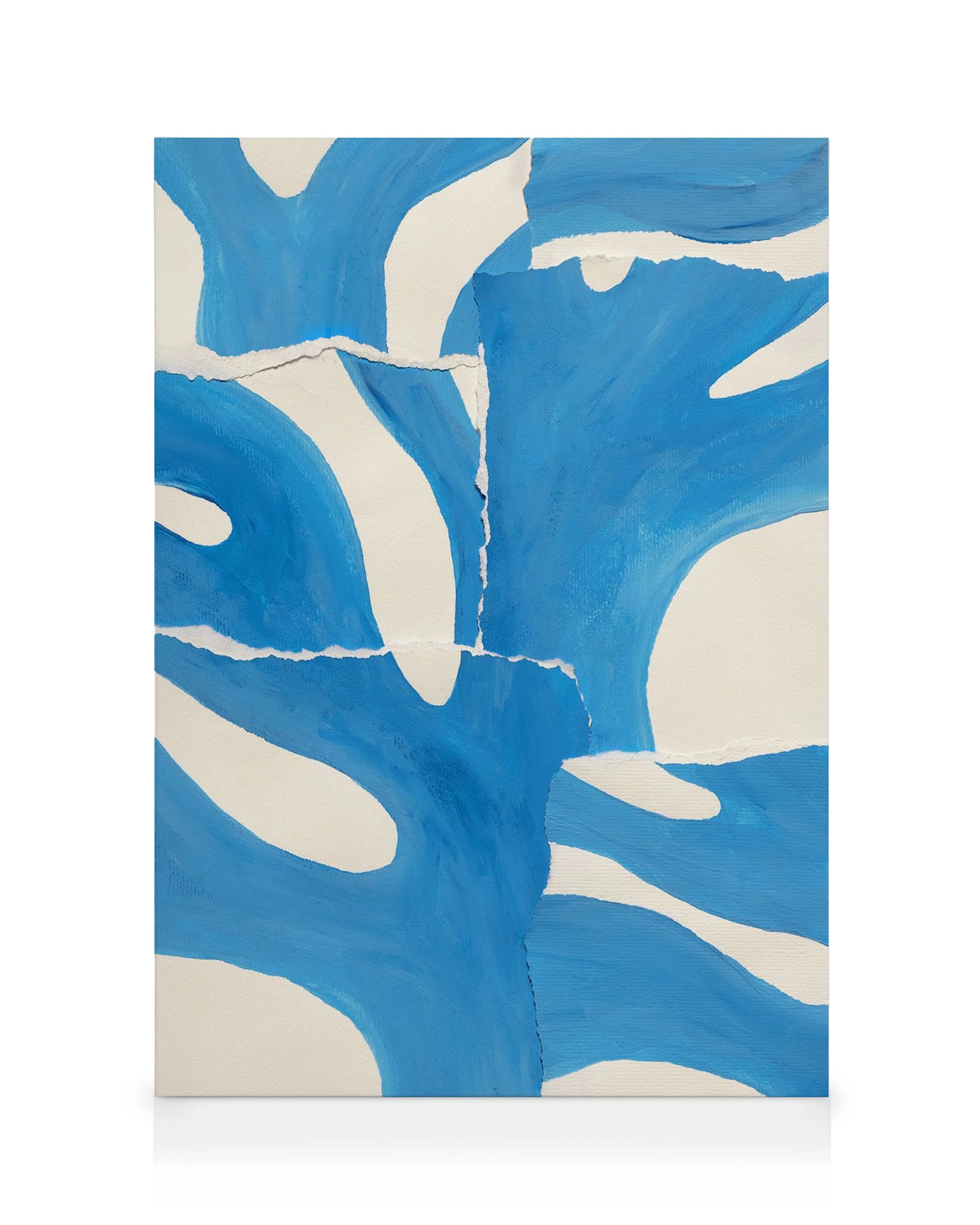 Leinwandbild mit abstrakten blauen Formen auf weißem Hintergrund, die an zerrissene Papiere erinnern.