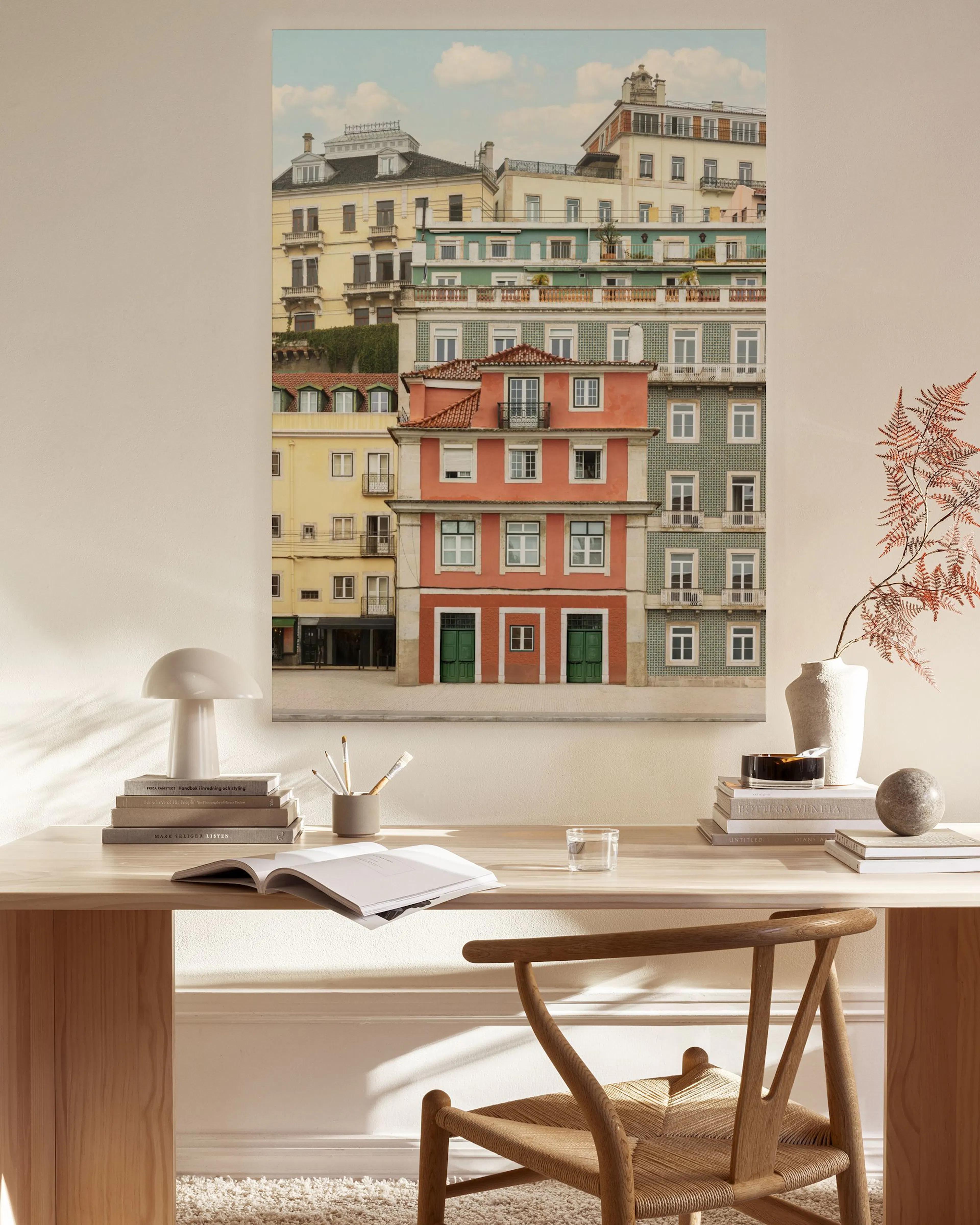 Canvastavla med färgglada husfasader i Portugal, hängande ovanför ett sidobord i ett vardagsrum.