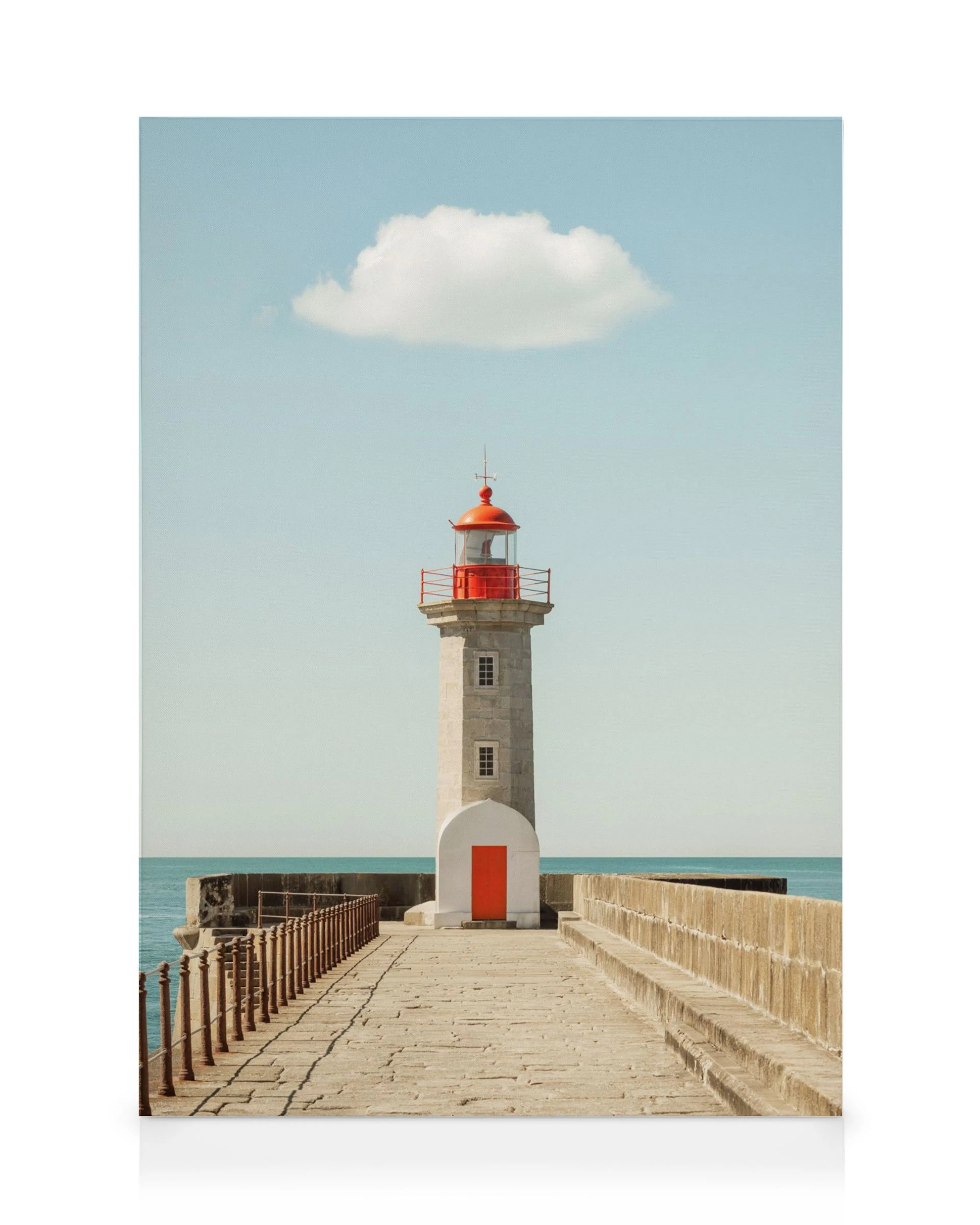 Toile murale dun phare aux couleurs vives avec un toit rouge et une porte orange sur une jetée en pierre sous un ciel bleu.