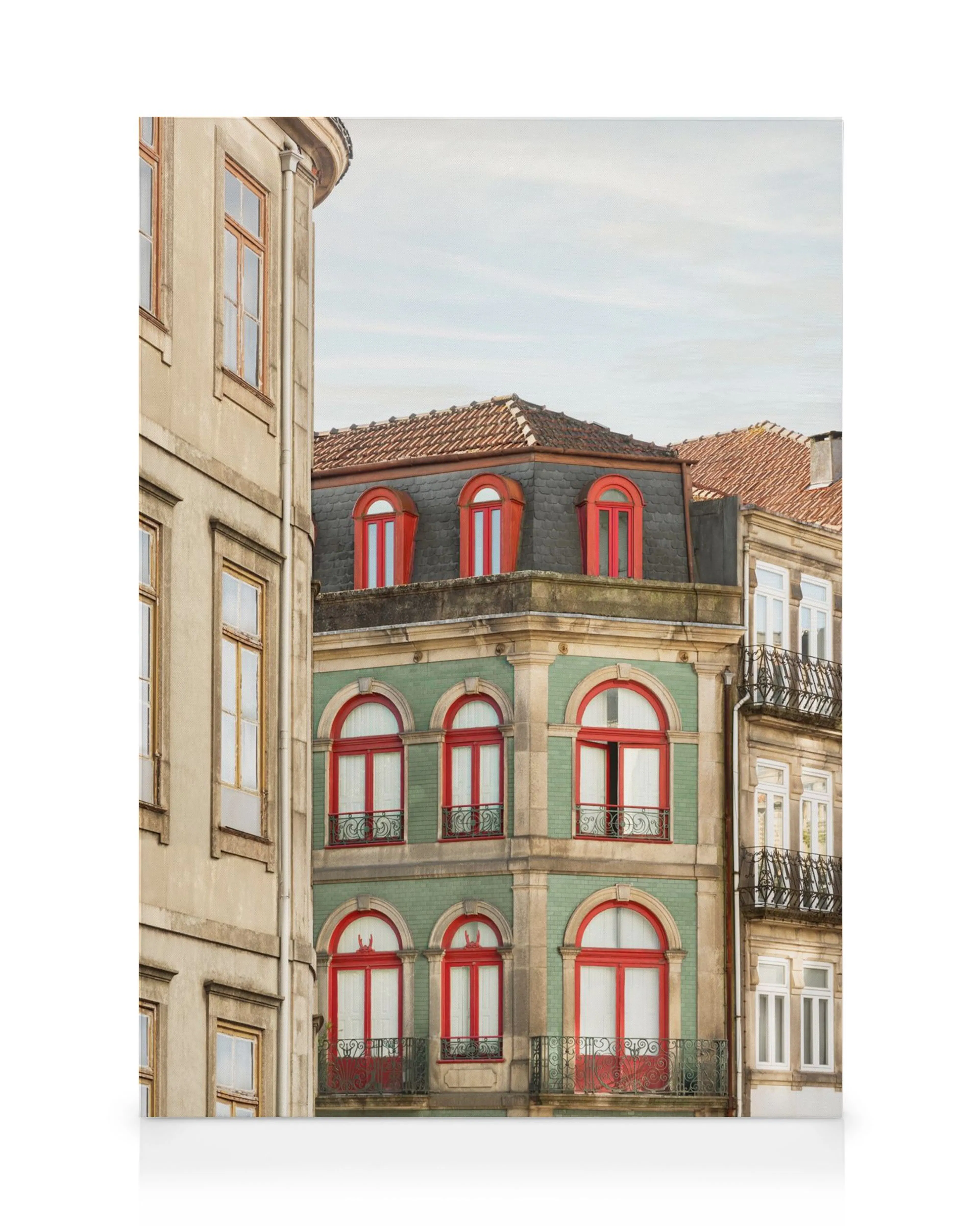 Toile dun bâtiment ancien avec des murs verts et des fenêtres rouges vives, sous un ciel clair.