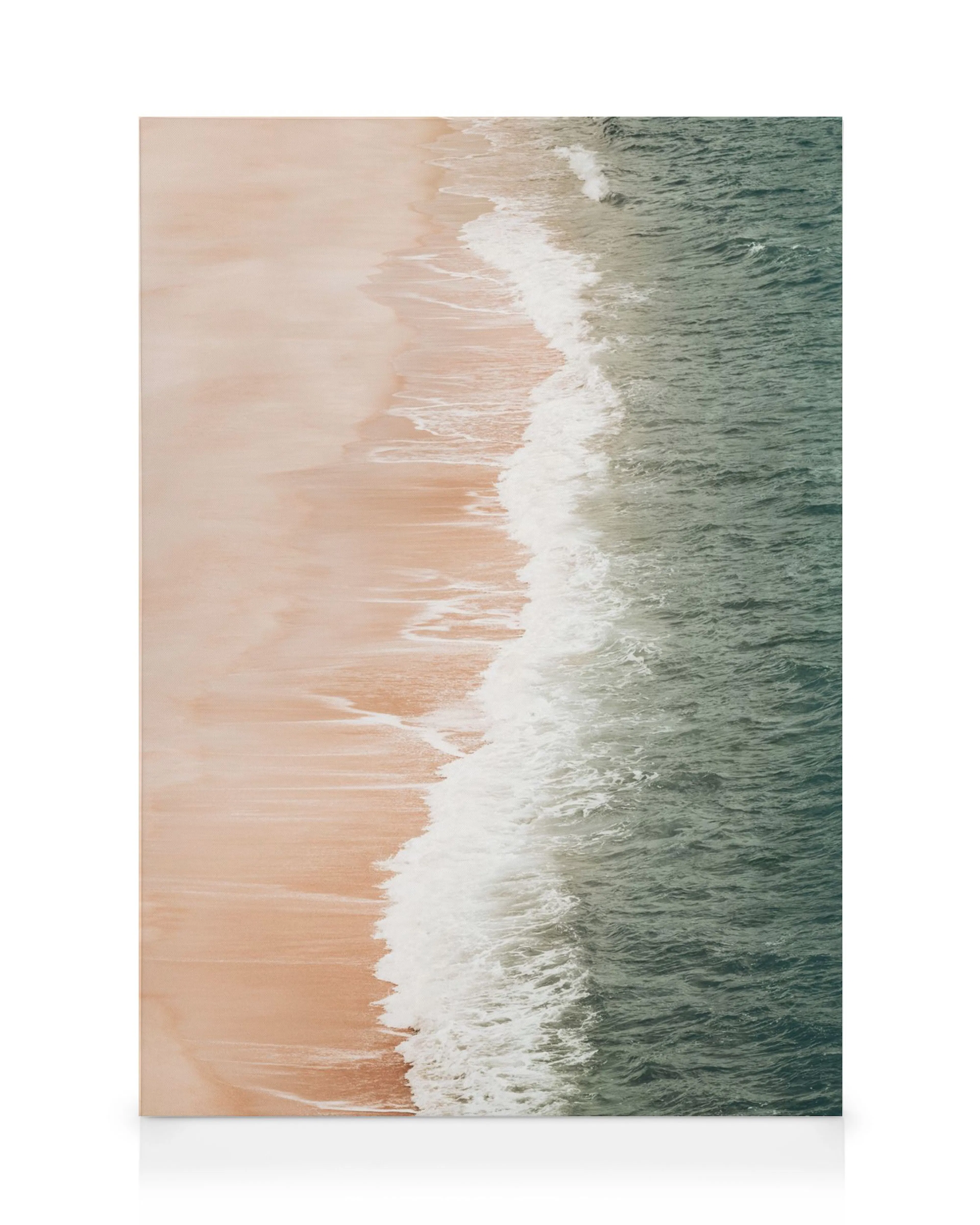 Lienzo de una vista aérea de la orilla de una playa con arena beige y olas espumosas de color verde mar.