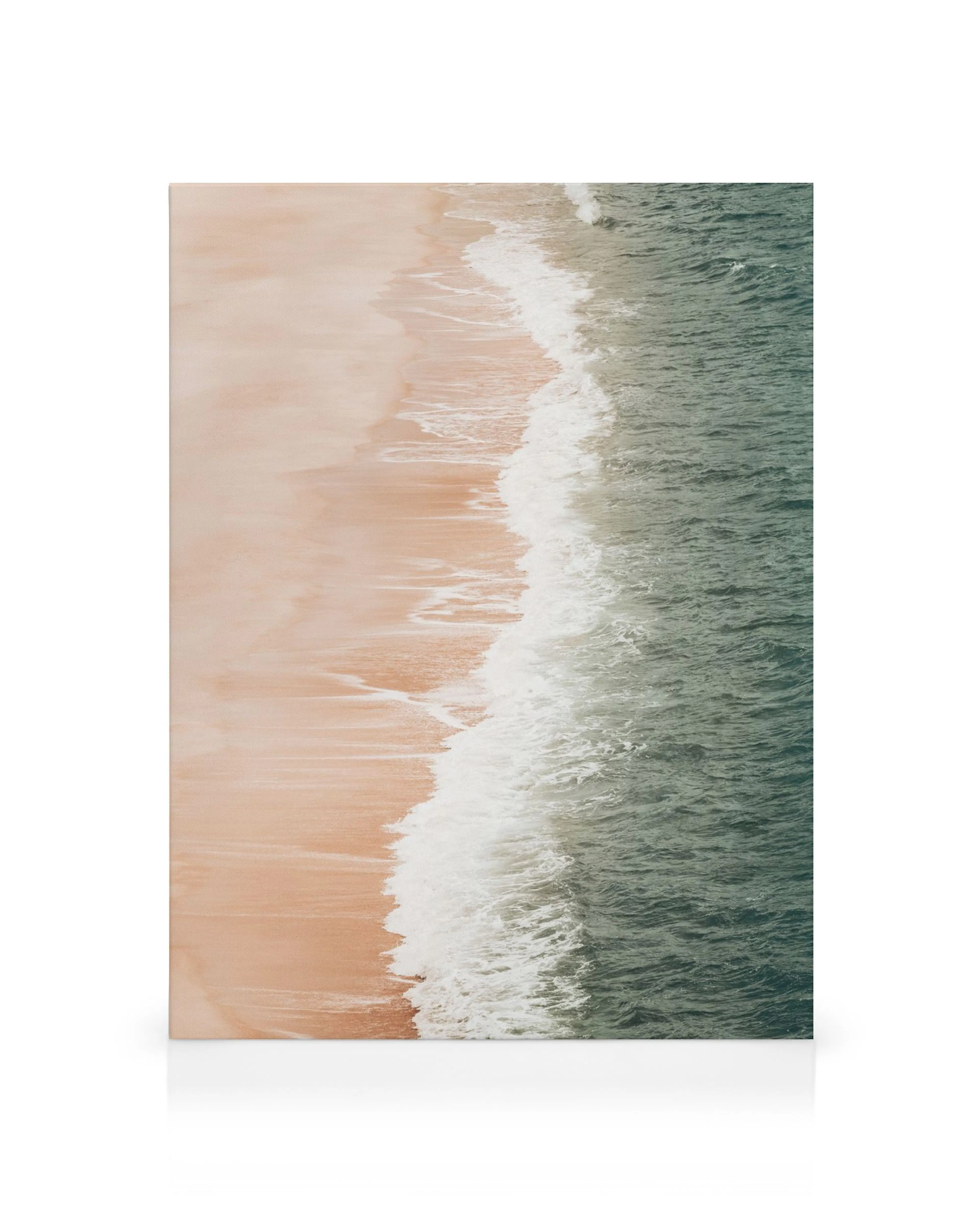 Stampa su tela con vista dallalto di onde bianche che si infrangono su una spiaggia sabbiosa color pesca.