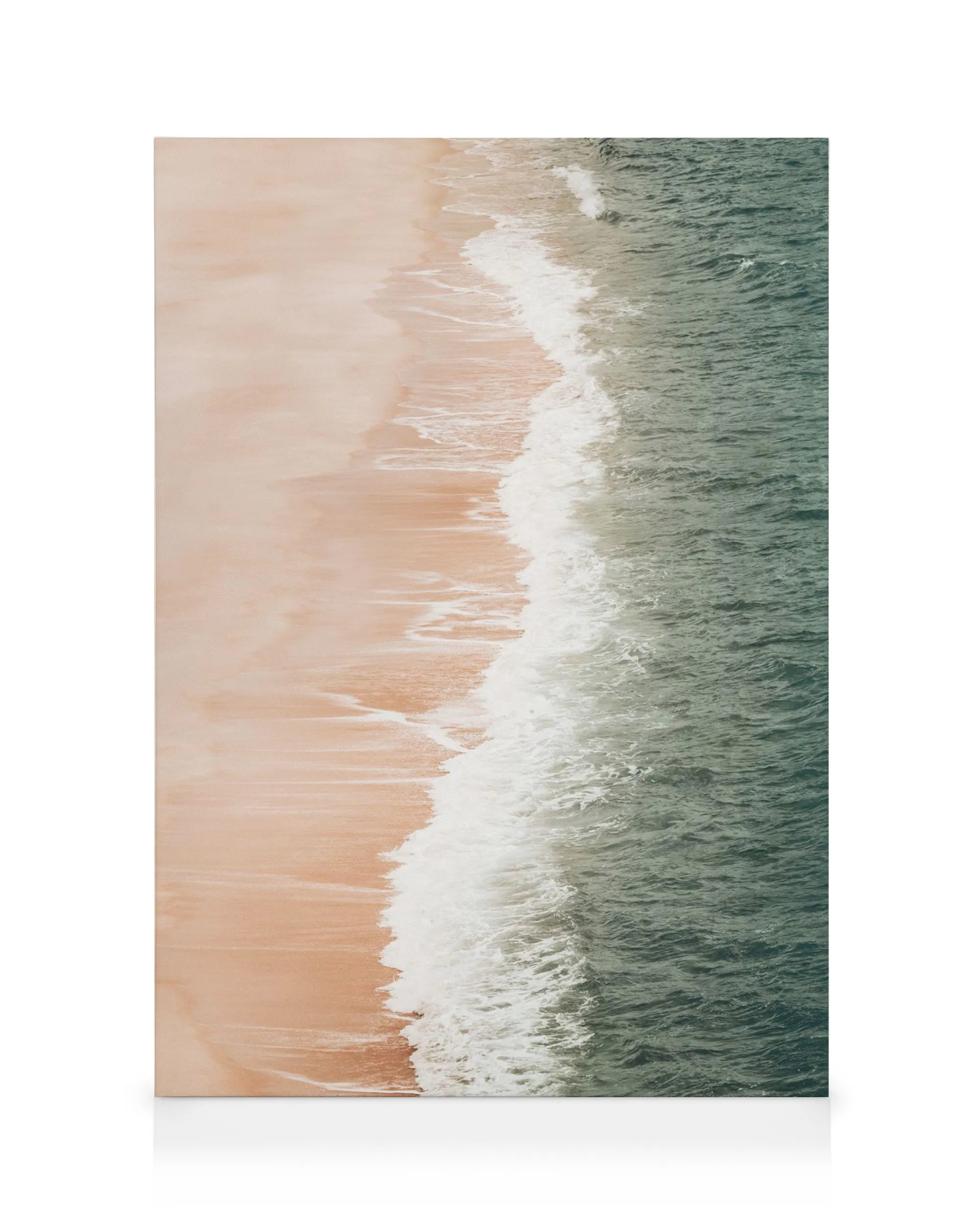 Lienzo de una vista aérea de la orilla de una playa con arena beige y olas espumosas de color verde mar.