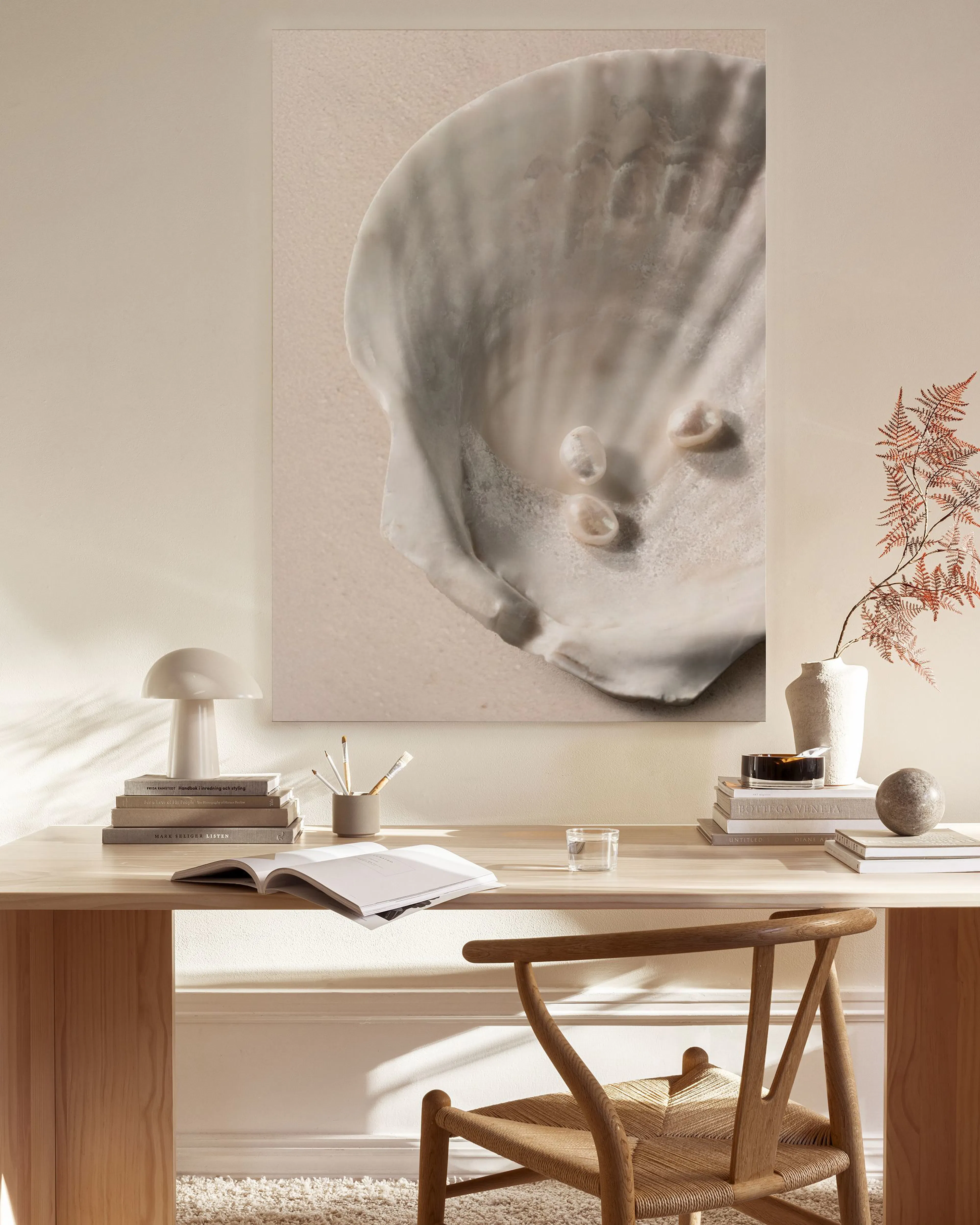 Toile murale coquillage nacré avec perles, suspendue au-dessus dun banc en bois clair dans un salon moderne.