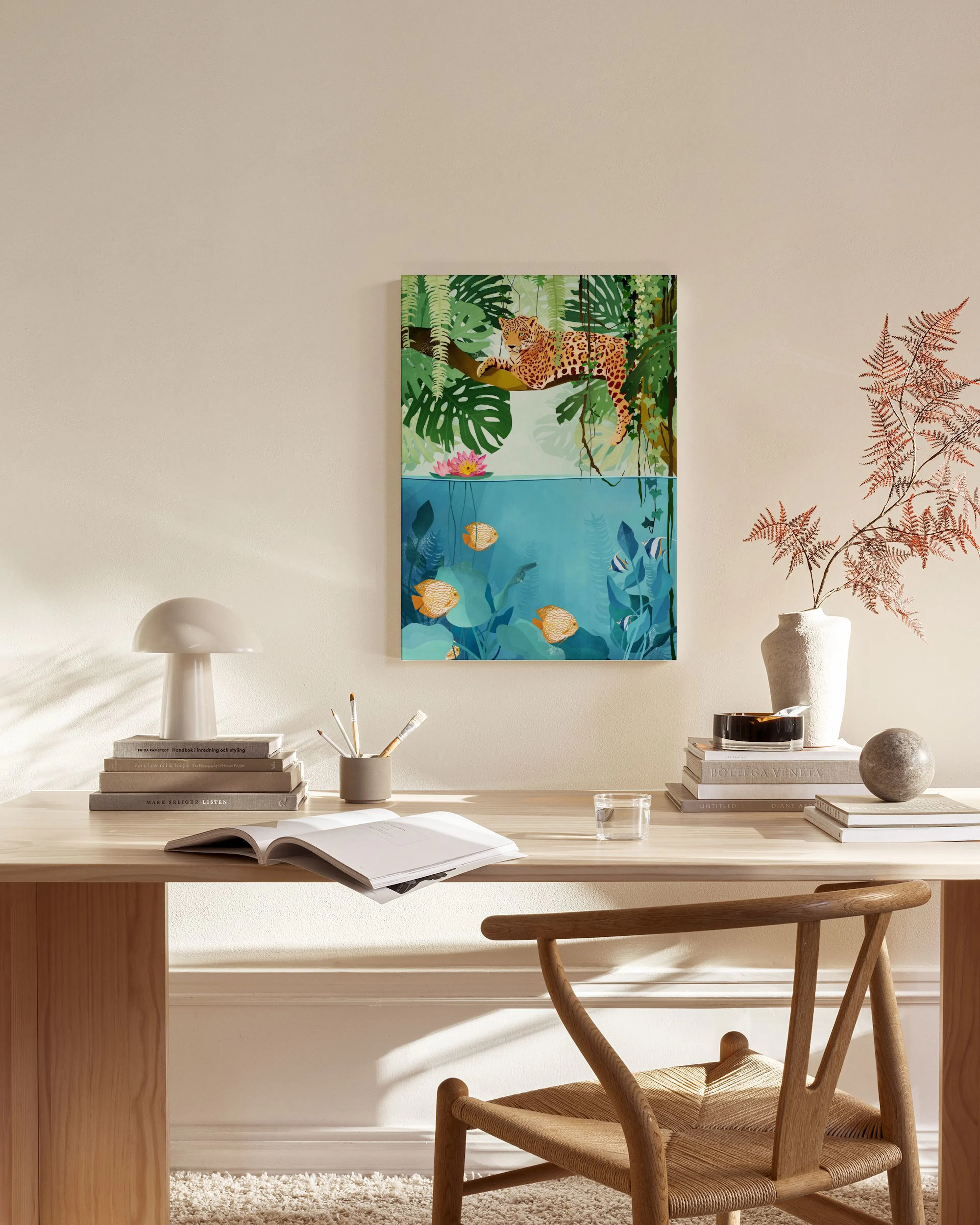 Toile murale léopard dans la jungle avec poissons, suspendue dans un salon moderne.