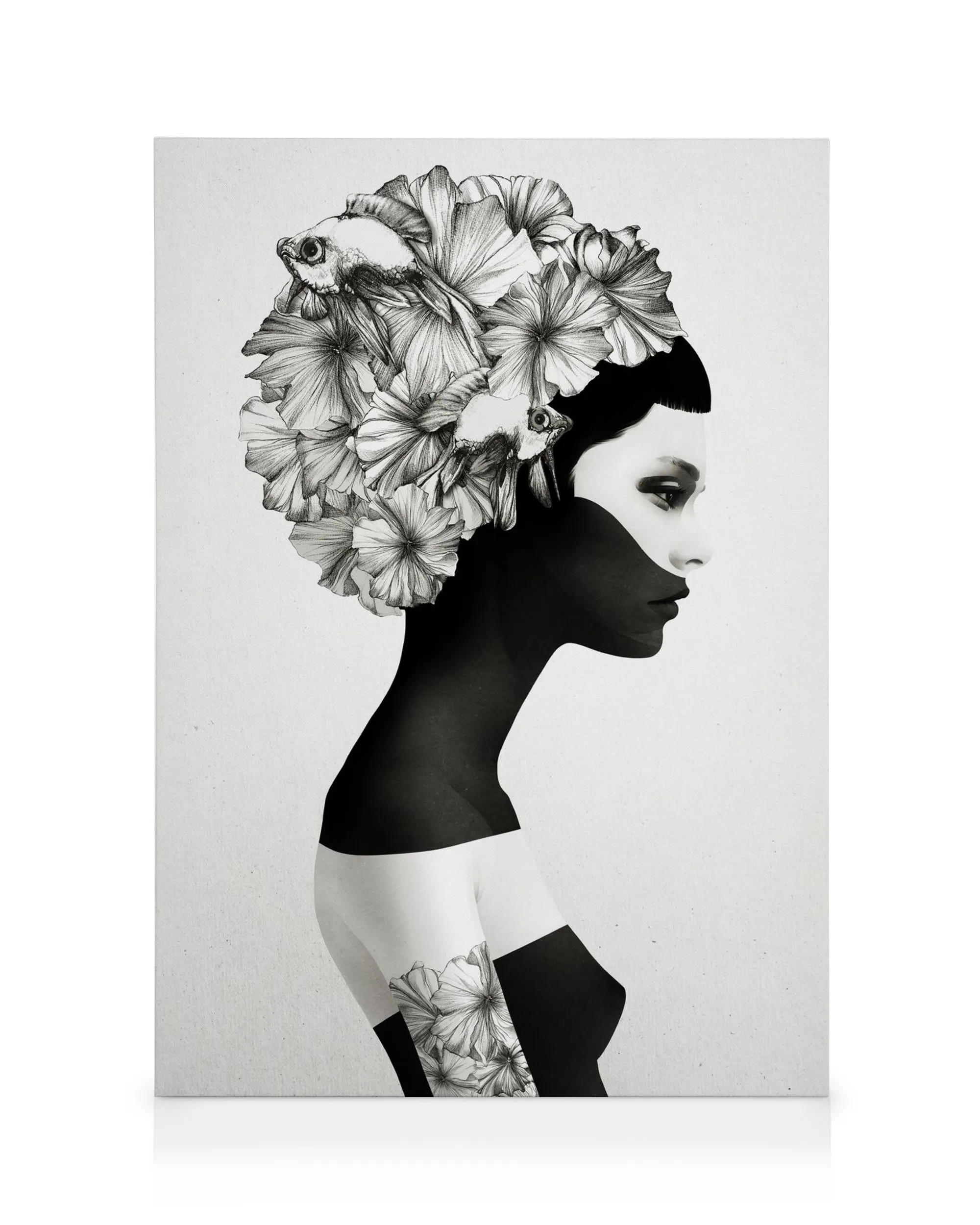 Marianna Leinwandbild mit schwarz-weißem Porträt einer Frau, die Blumen und Fische im Haar trägt. Elegante Kunst.
