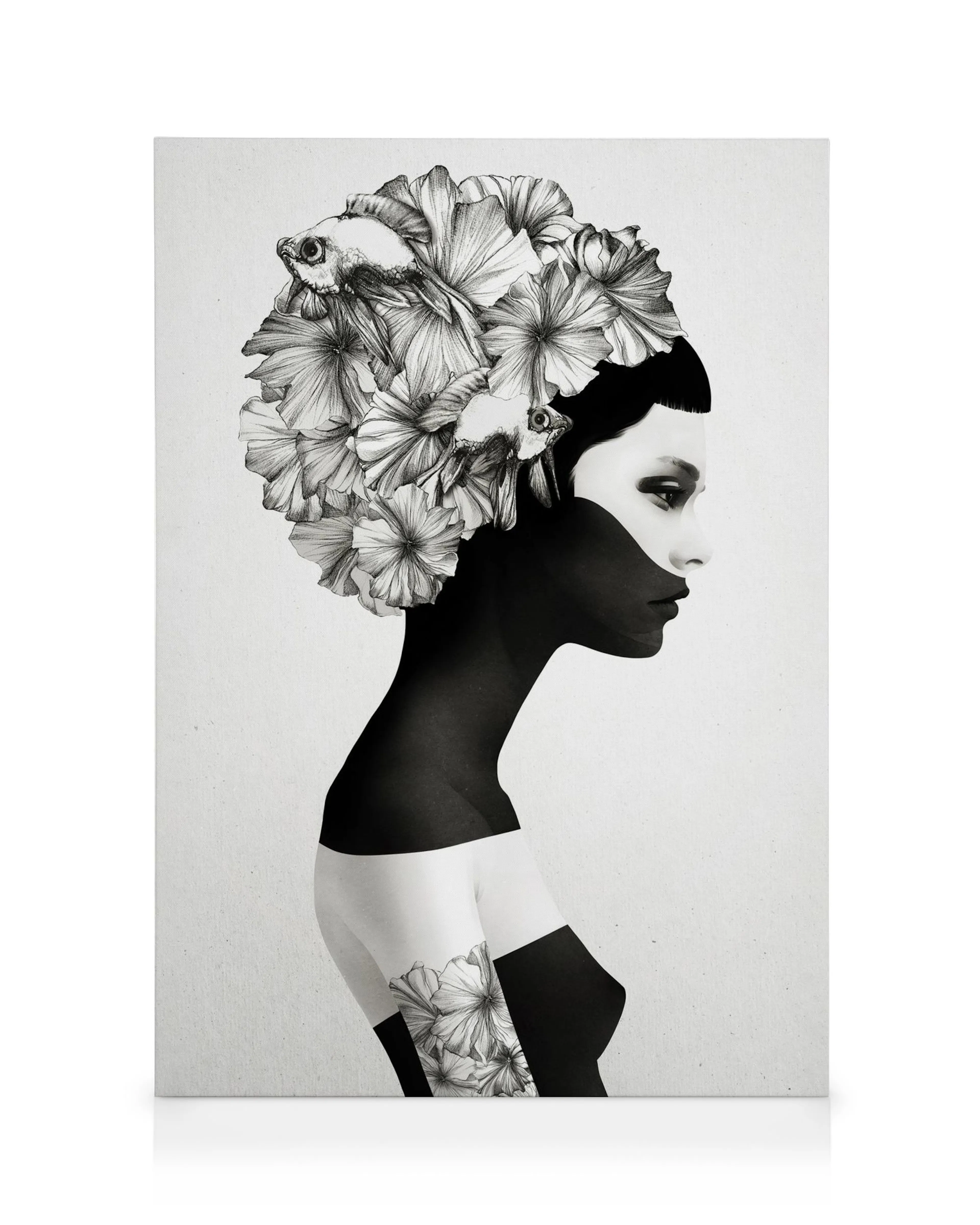 Marianna Leinwandbild mit schwarz-weißem Porträt einer Frau, die Blumen und Fische im Haar trägt. Elegante Kunst.