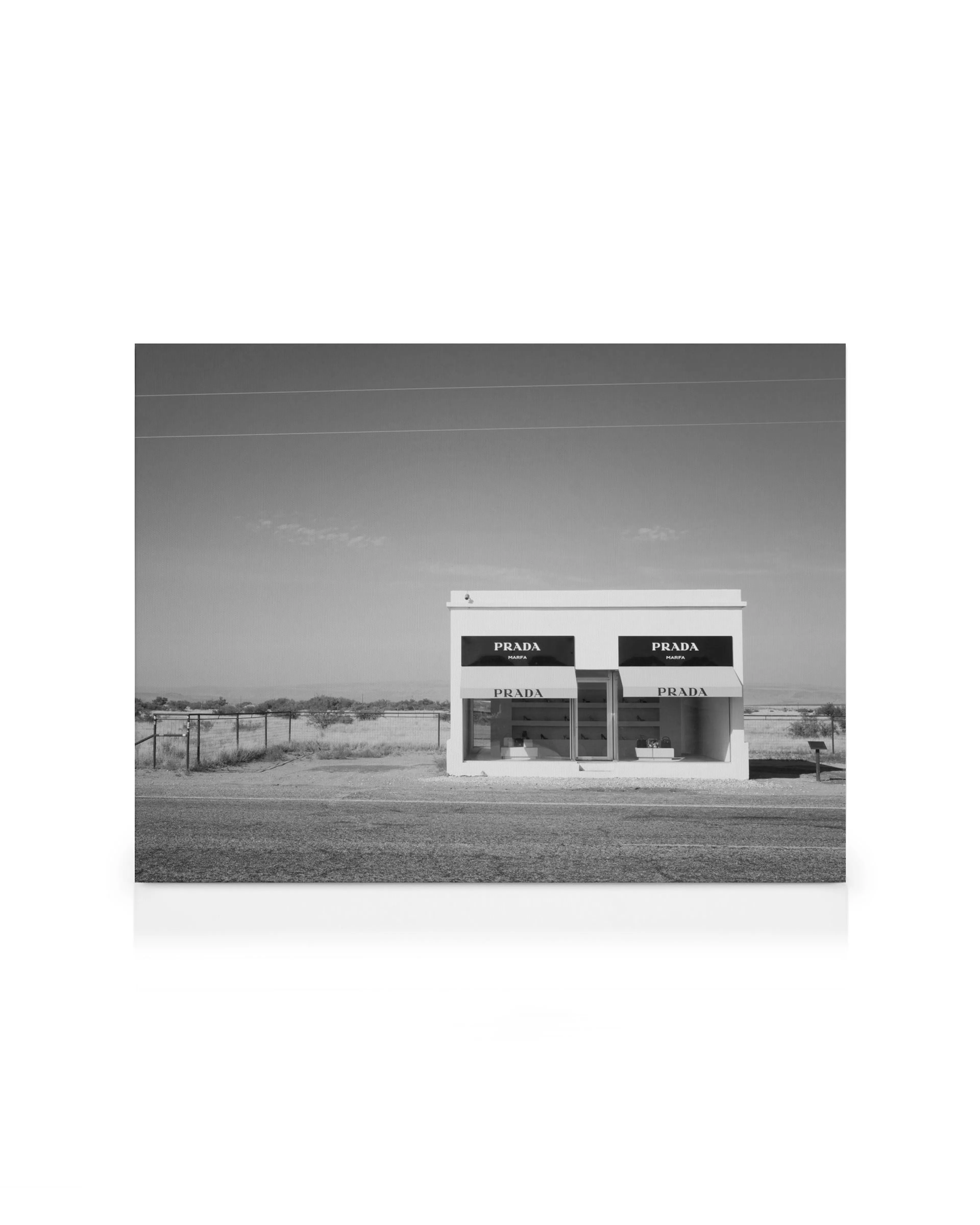 Prada Marfa Leinwandbild Schwarz-Weiß, minimalistische Kunst mit Luxusgeschäft in der Wüste