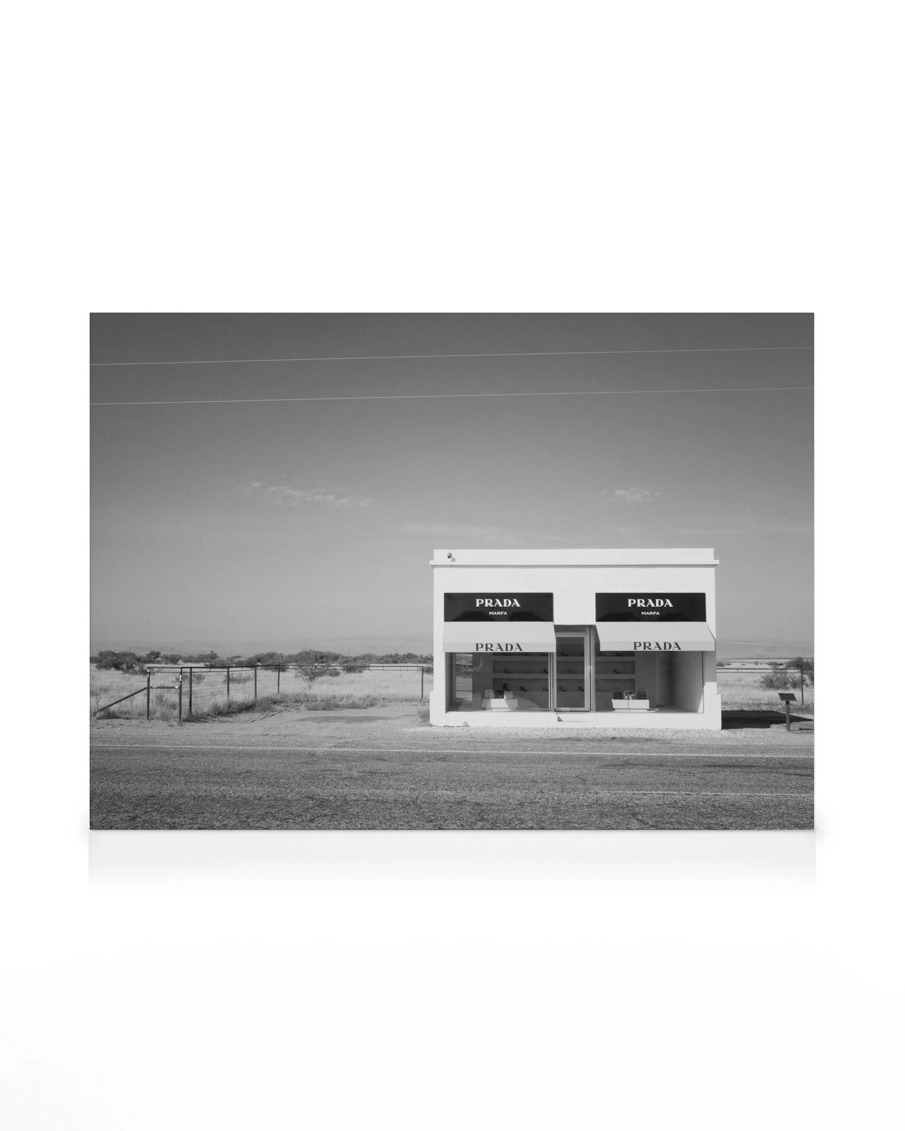 Prada Marfa Leinwandbild Schwarz-Weiß, minimalistische Kunst mit Luxusgeschäft in der Wüste