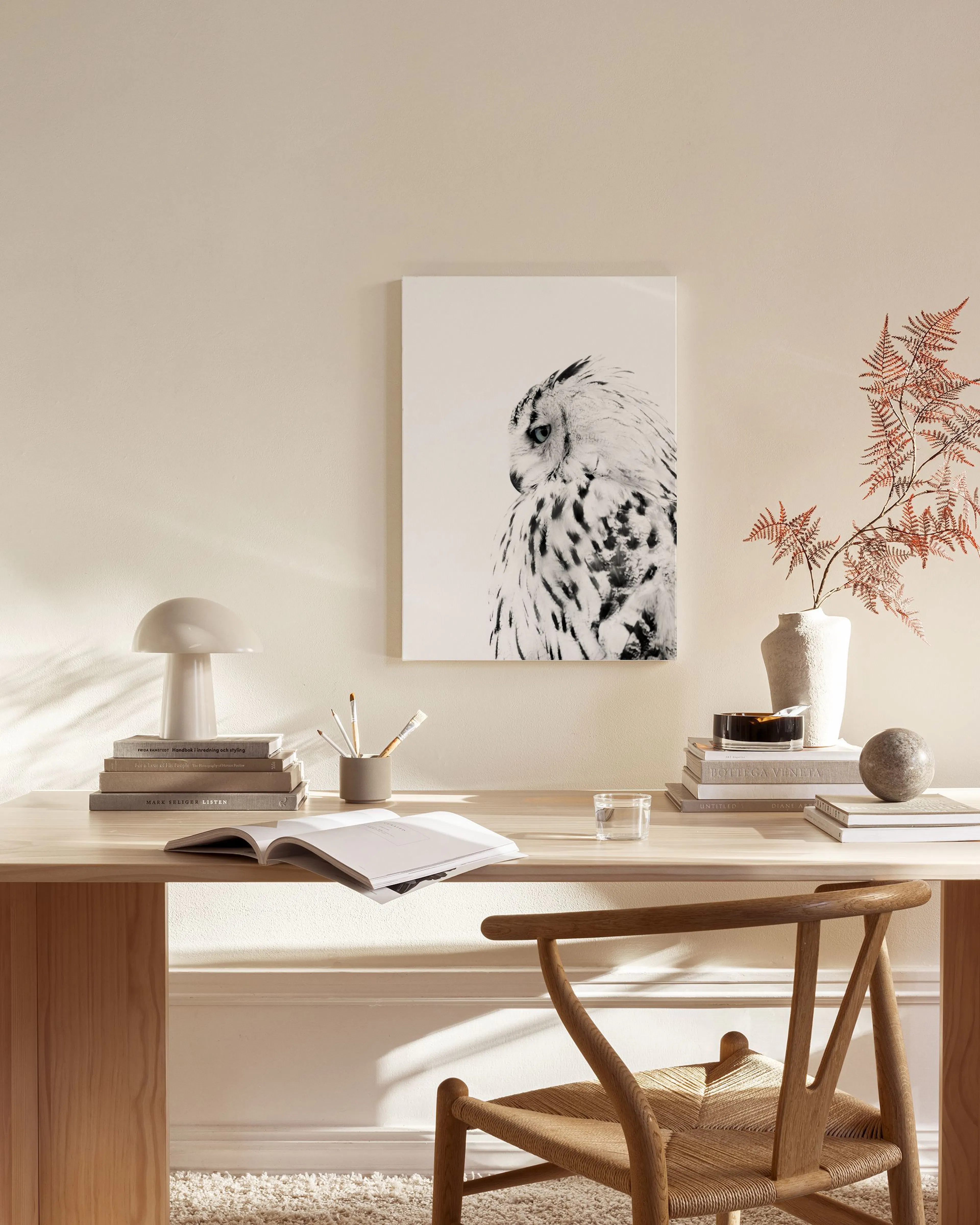 Leinwandbild eines Schneeeisvogels in Schwarz-Weiß, hängend über einem Sideboard in einem modernen Wohnzimmer.