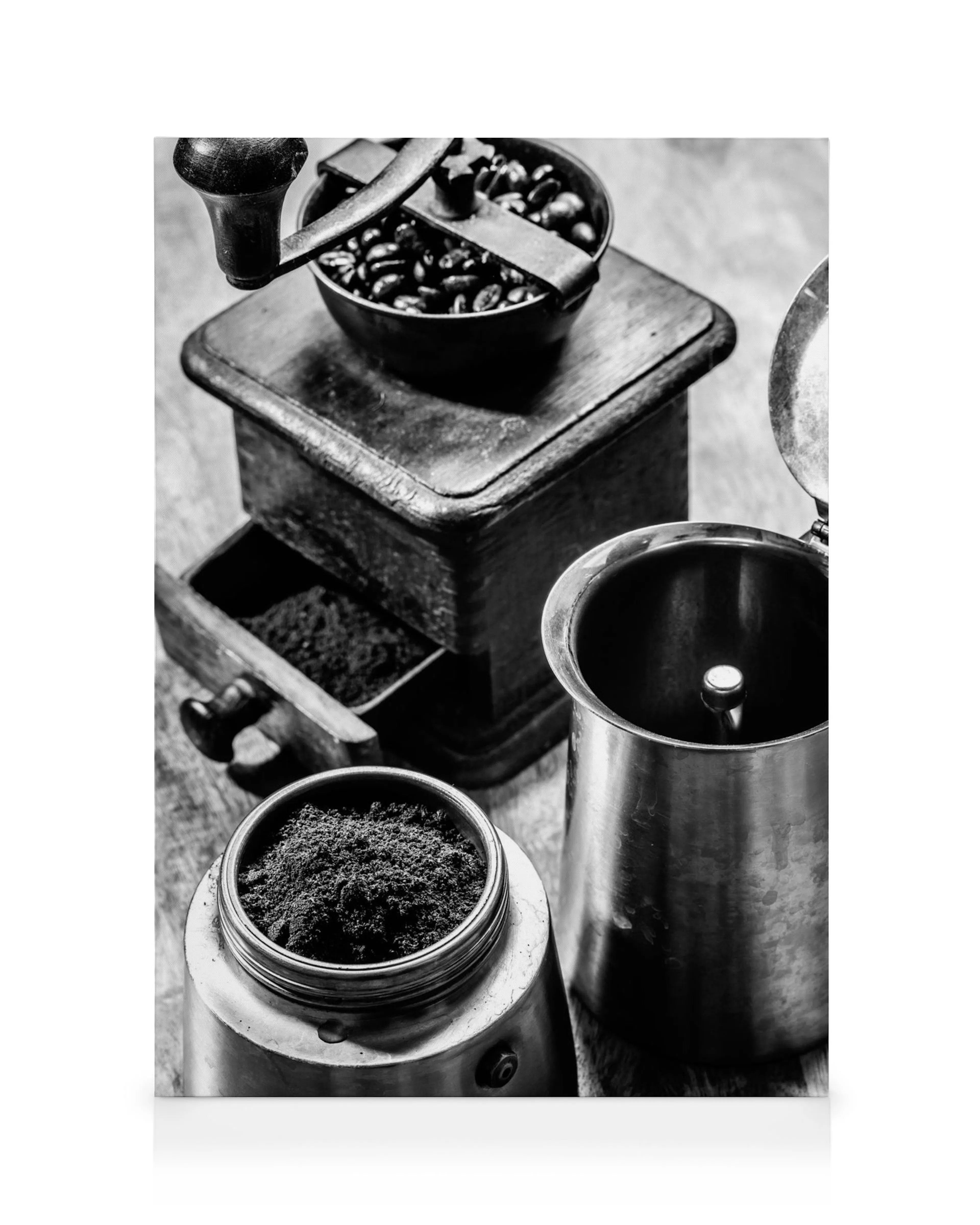 Quadro em tela preto e branco com moedor de café, grãos, café moído e cafeteira moka, tema de café.