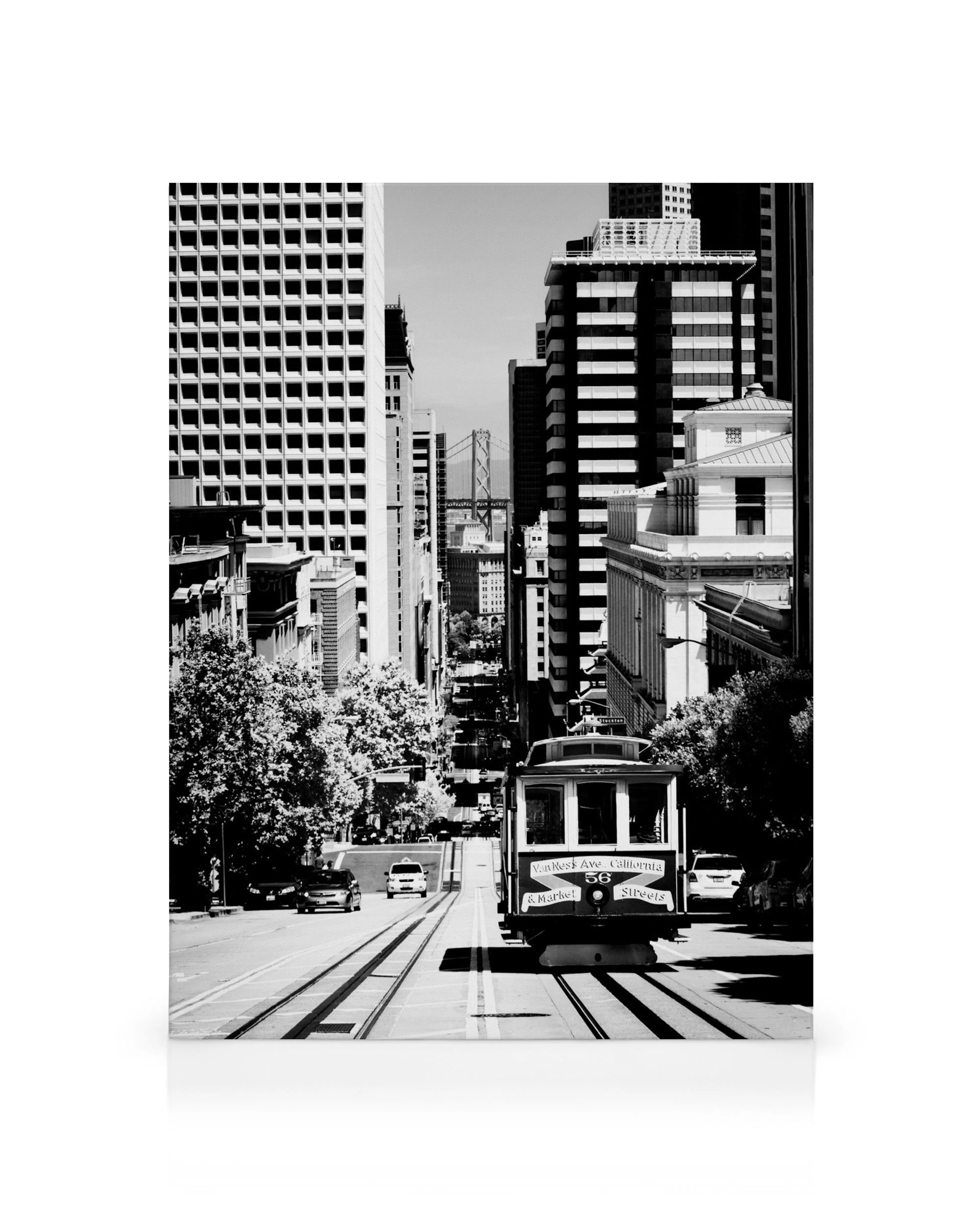 Toile de ville noir et blanc, tramway de San Francisco sur une rue en pente entourée darchitecture urbaine