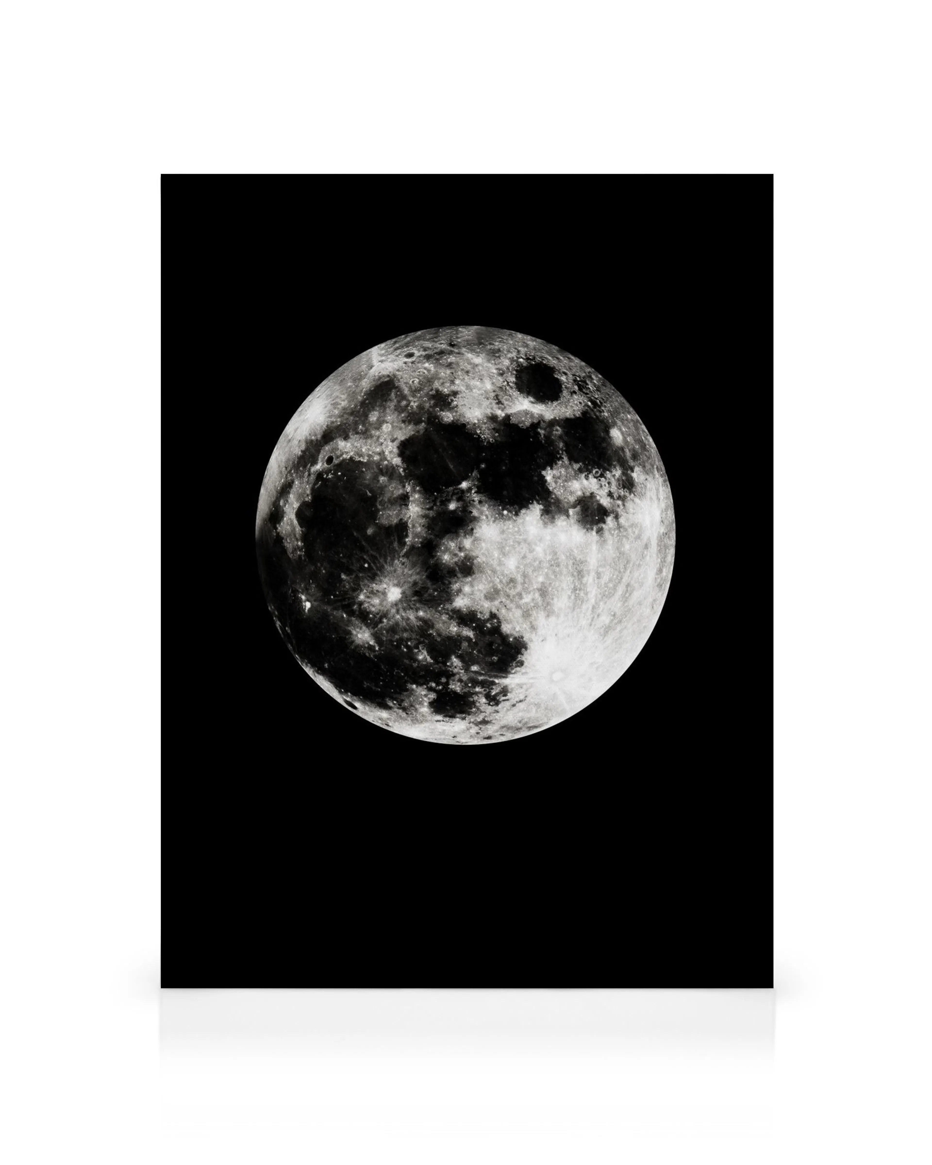 Gedetailleerde print van de volle maan met maankraters en textuur, op een zwart canvas.