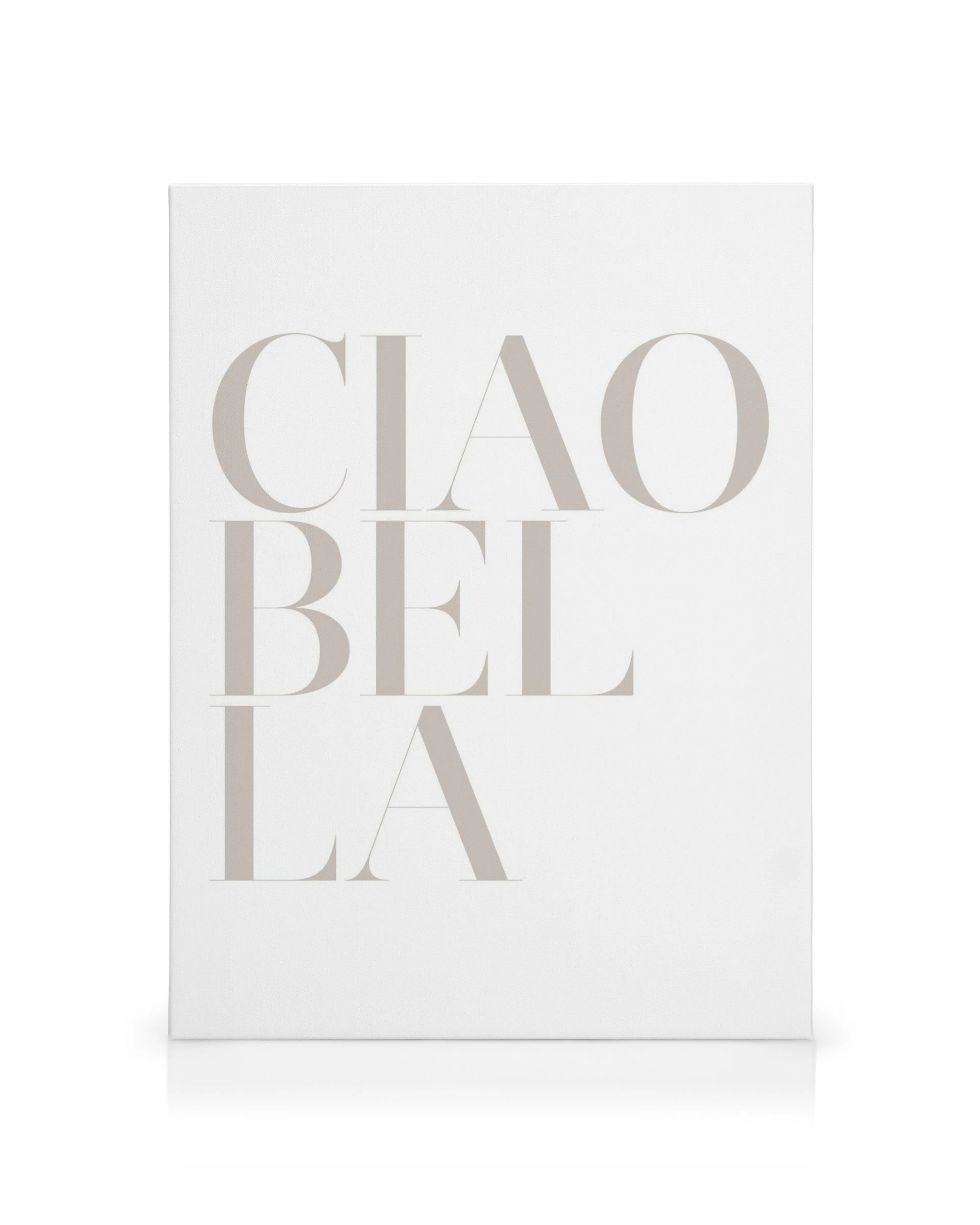 Plátno s nápisem CIAO BELLA v béžových písmenech na bílém podkladu, moderní typografie.