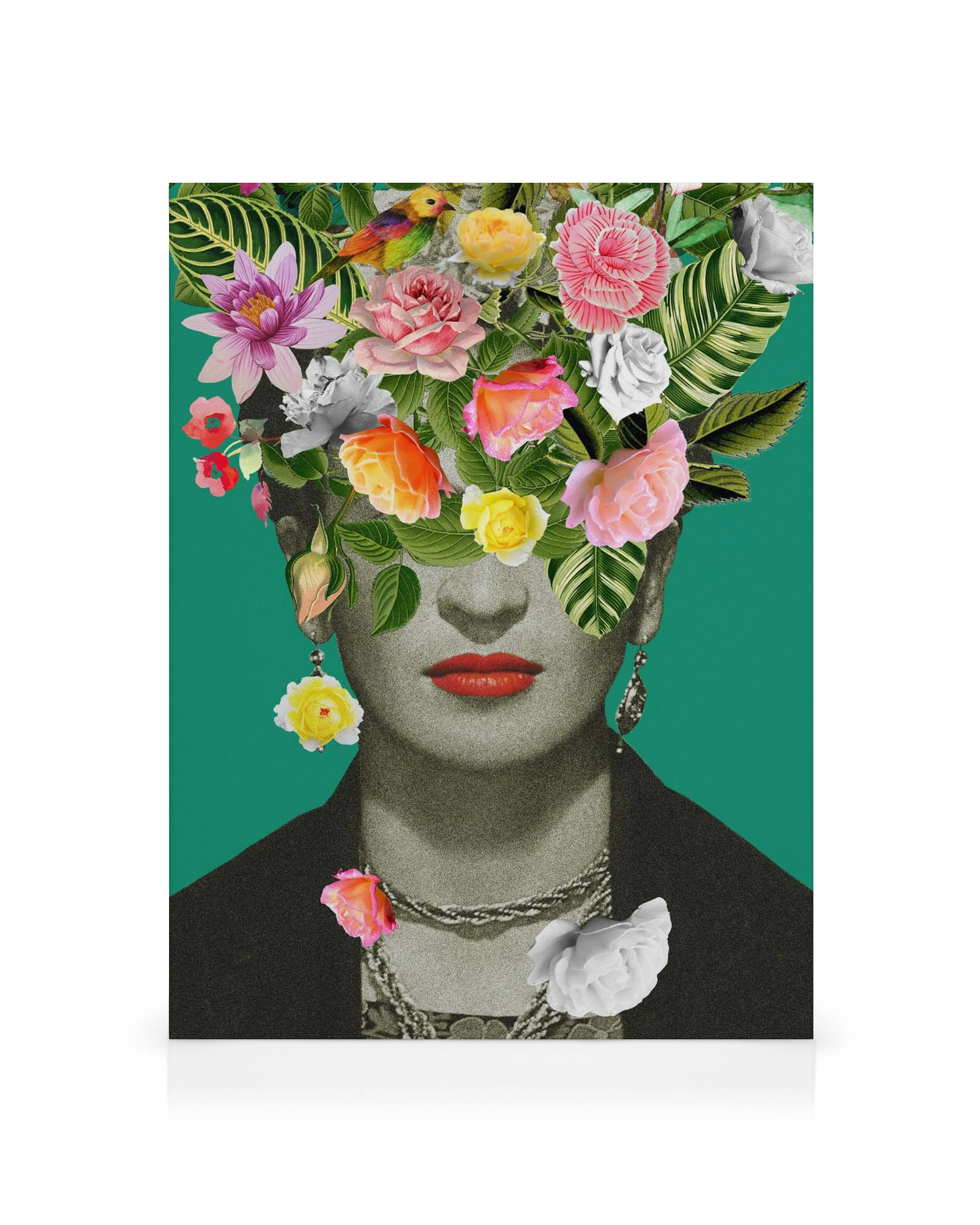 Svartvit avbildning av en kvinna med livfulla röda läppar och färgstarka blommor som krona, mot en grön bakgrund.