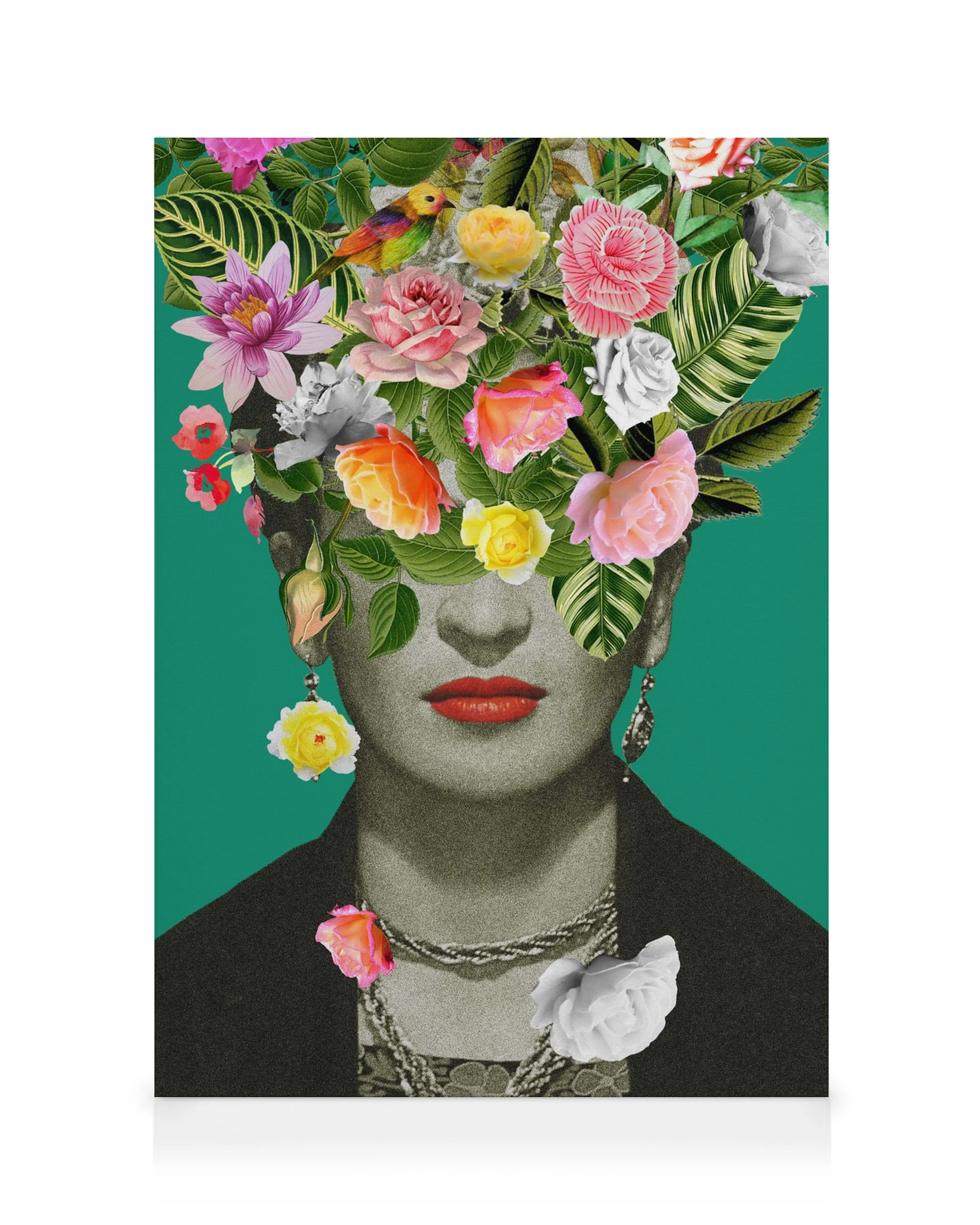 Schwarz-Weiß-Porträt mit bunten Blumen, Blättern und einem Vogel als Kopfschmuck, türkiser Hintergrund, roter Lippenstift