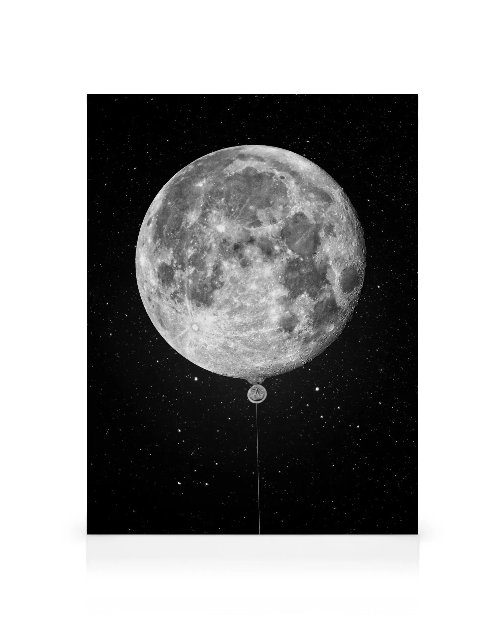 Toile noire et blanche représentant une lune détaillée avec un petit ballon attaché flottant dans lespace étoilé