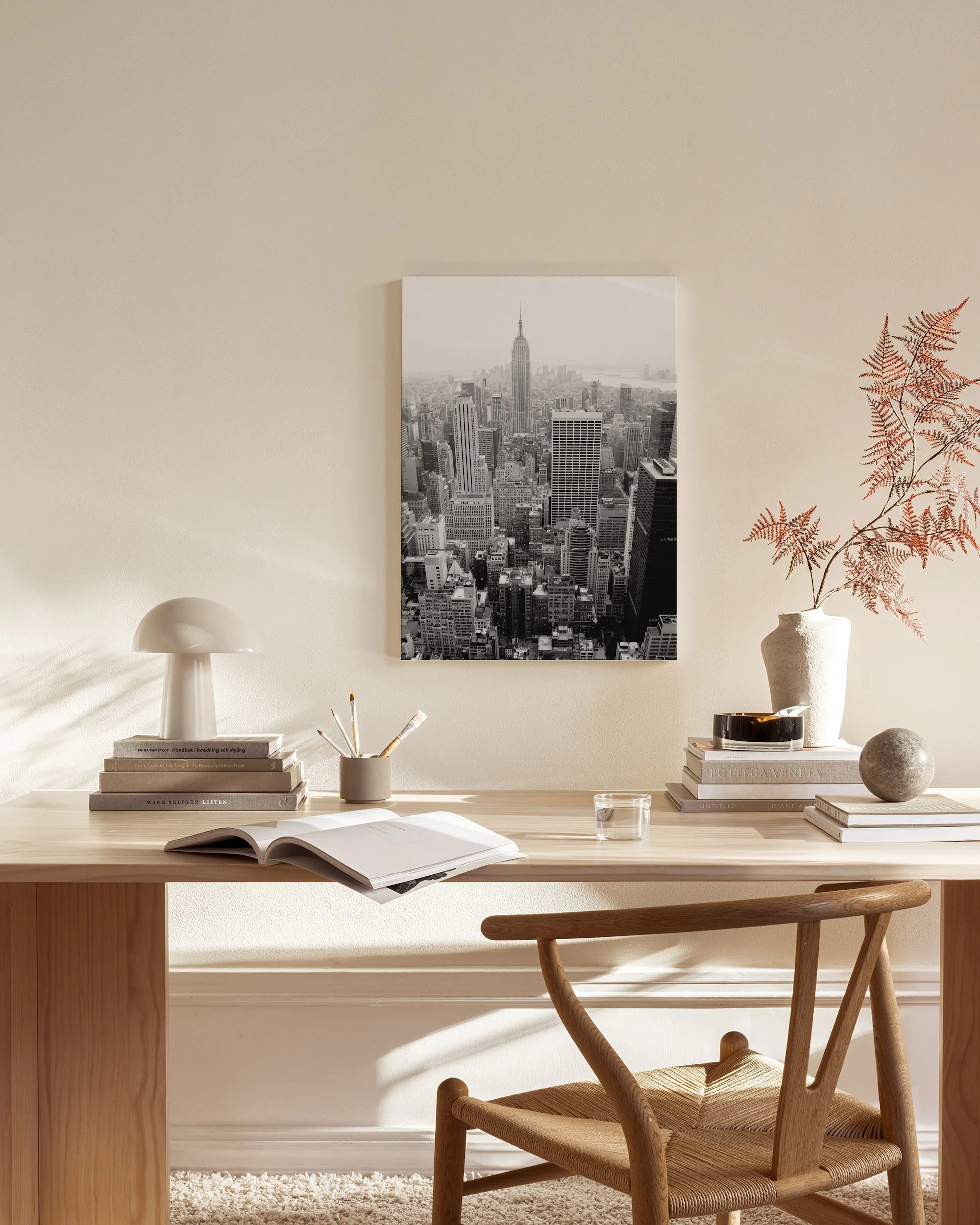 Zwart-wit canvas van de skyline van New York met het Empire State Building, hangend in een moderne woonkamer.