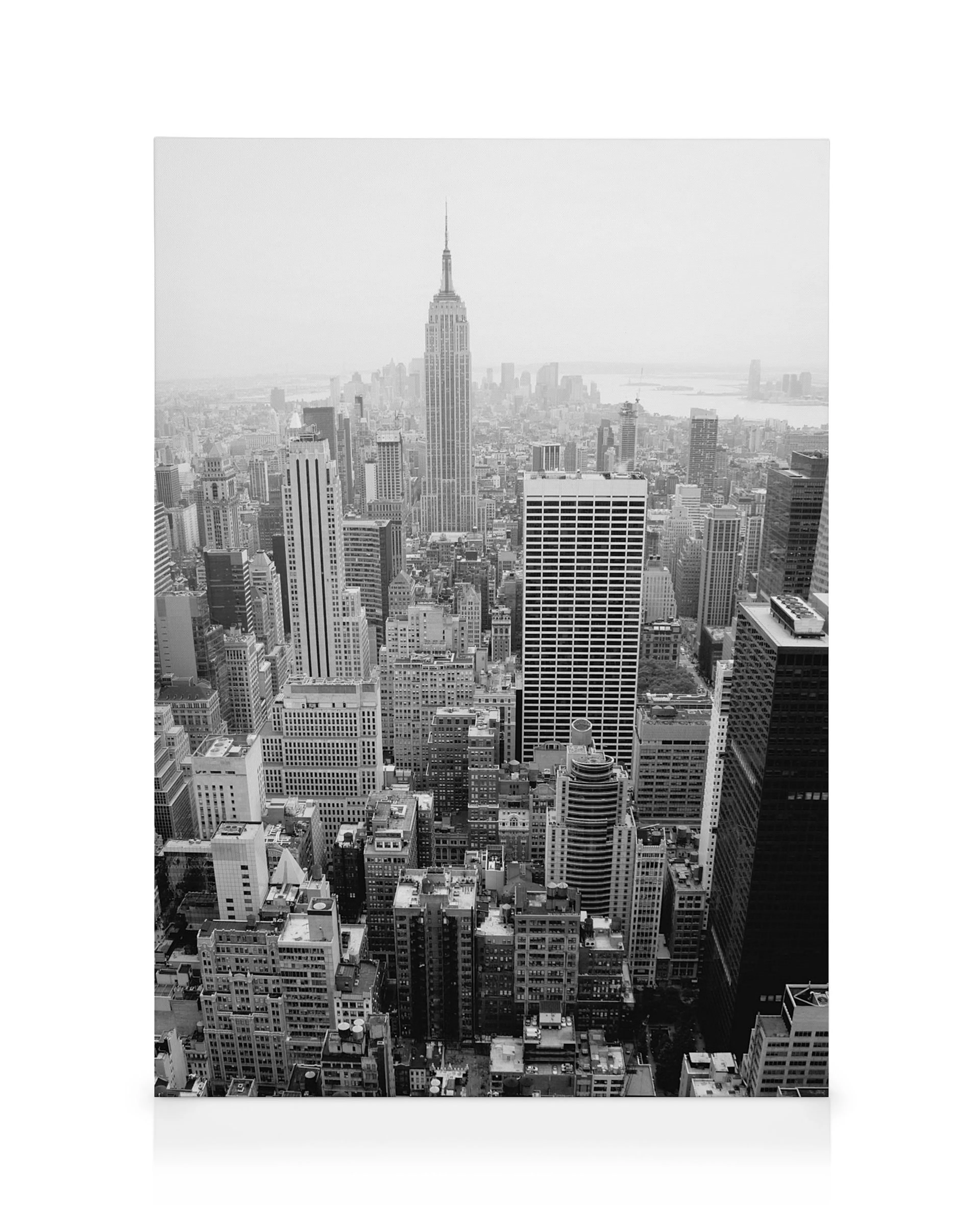 Schwarz-Weiss-Panoramablick auf die Skyline von New York City mit Empire State Building und Wolkenkratzern.