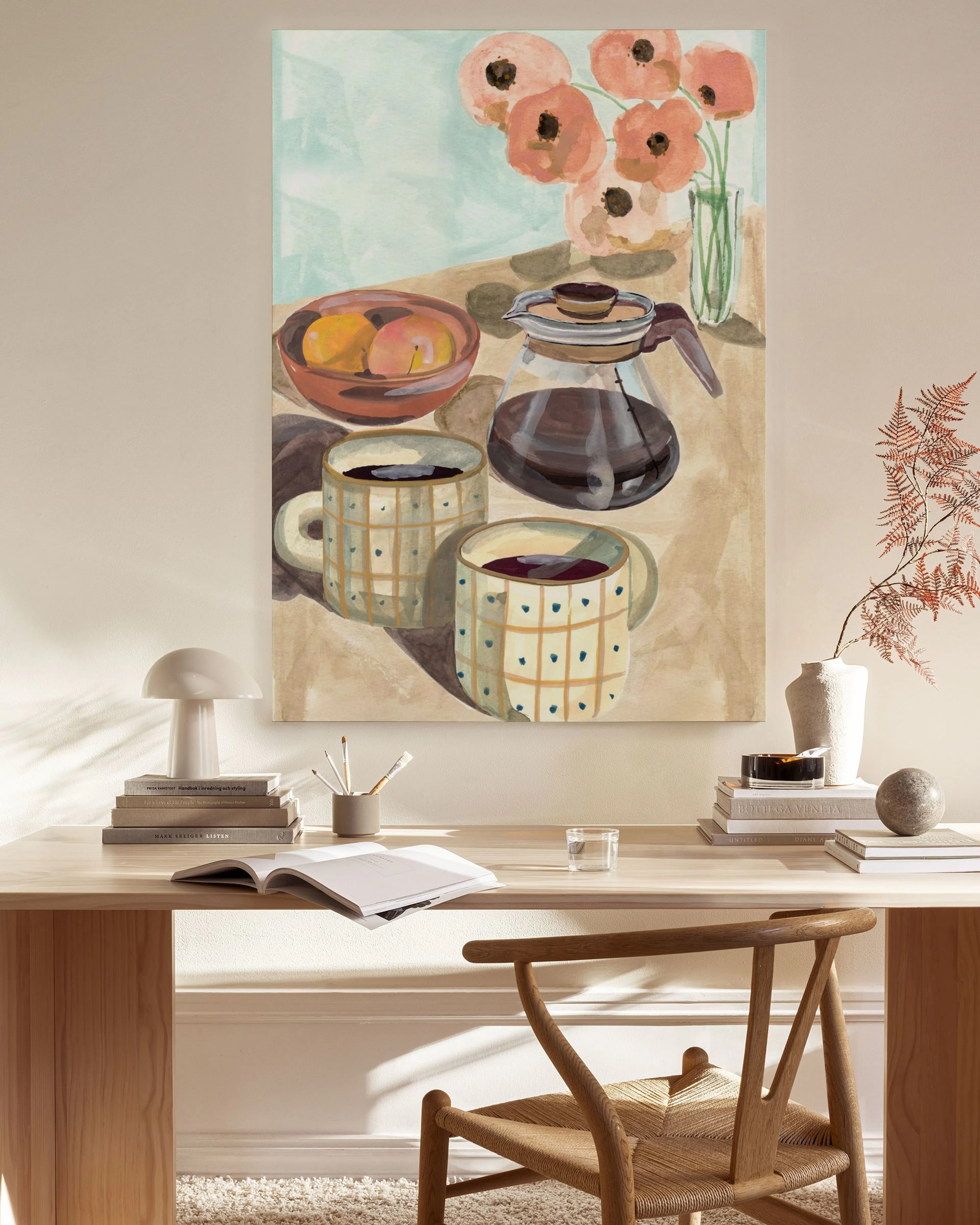 Leinwandbild mit Kaffeekanne, zwei Tassen und Obstschale auf Tisch, dazu rosa Blüten in Vase.
