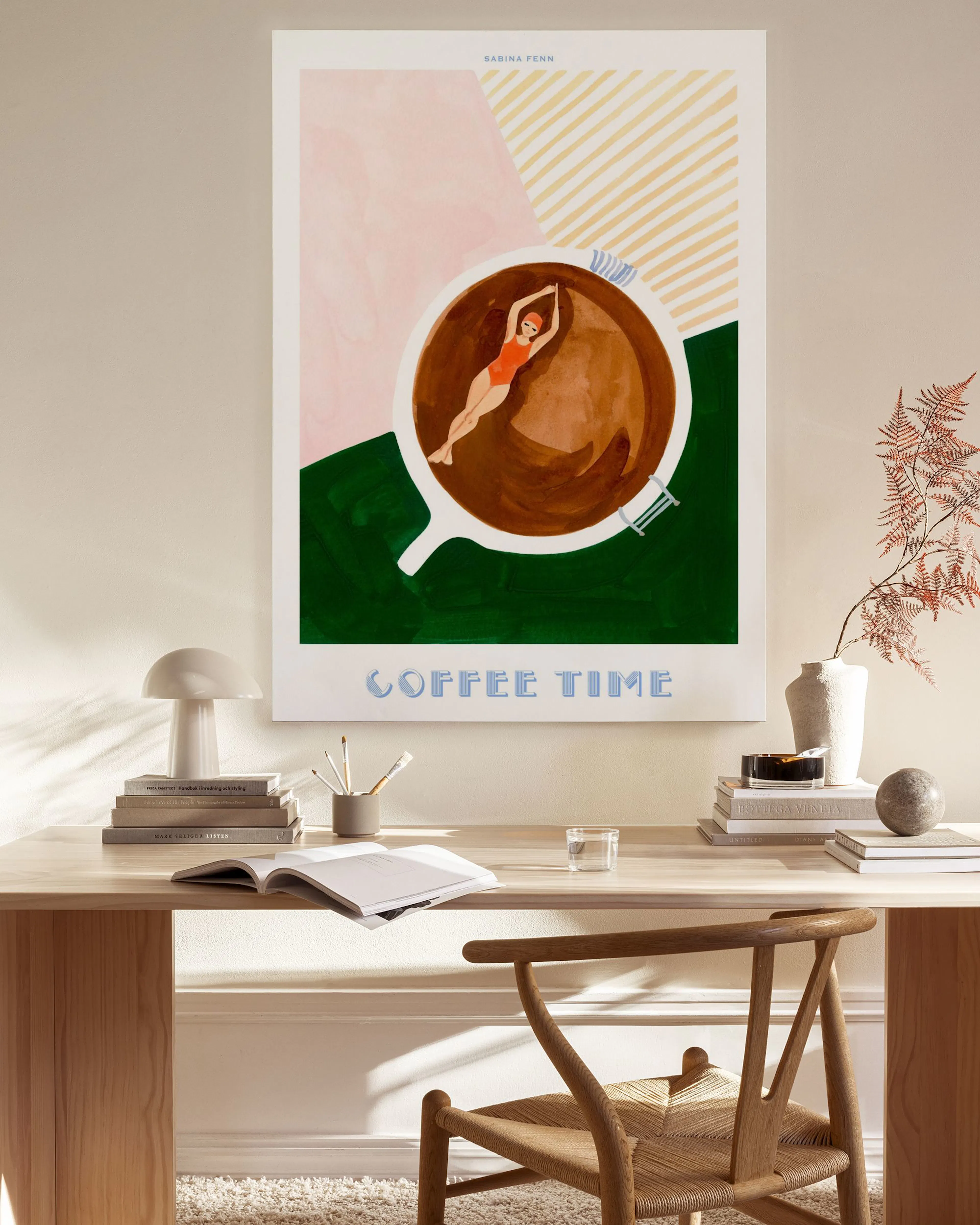 Obraz na plátne: žena v plavkách plávajúca v šálke kávy. Nápis COFFEE TIME na bielom pozadí.