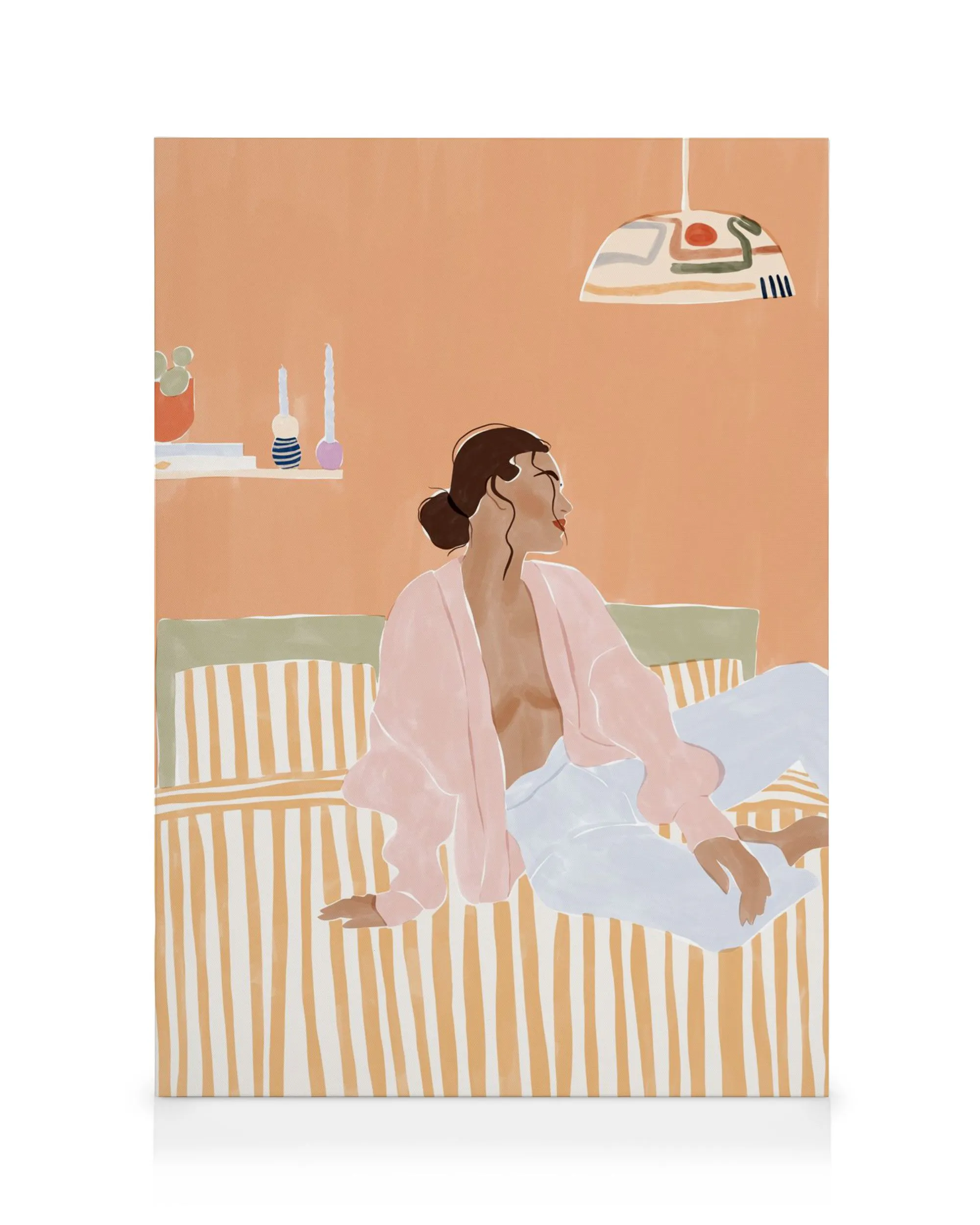 Toile femme élégante se prélassant sur un lit rayé, murs pêche, typographie simple