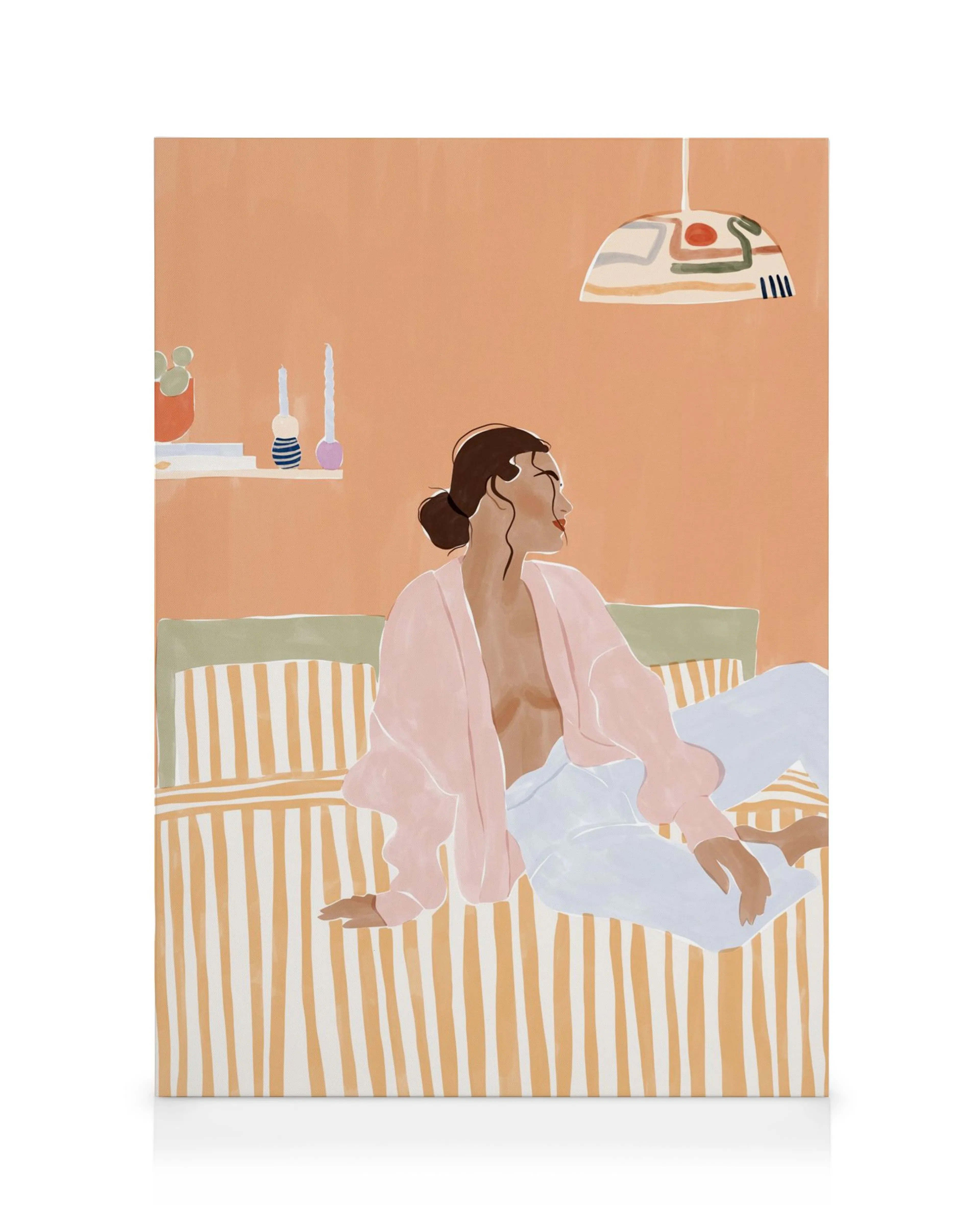 Toile femme élégante se prélassant sur un lit rayé, murs pêche, typographie simple