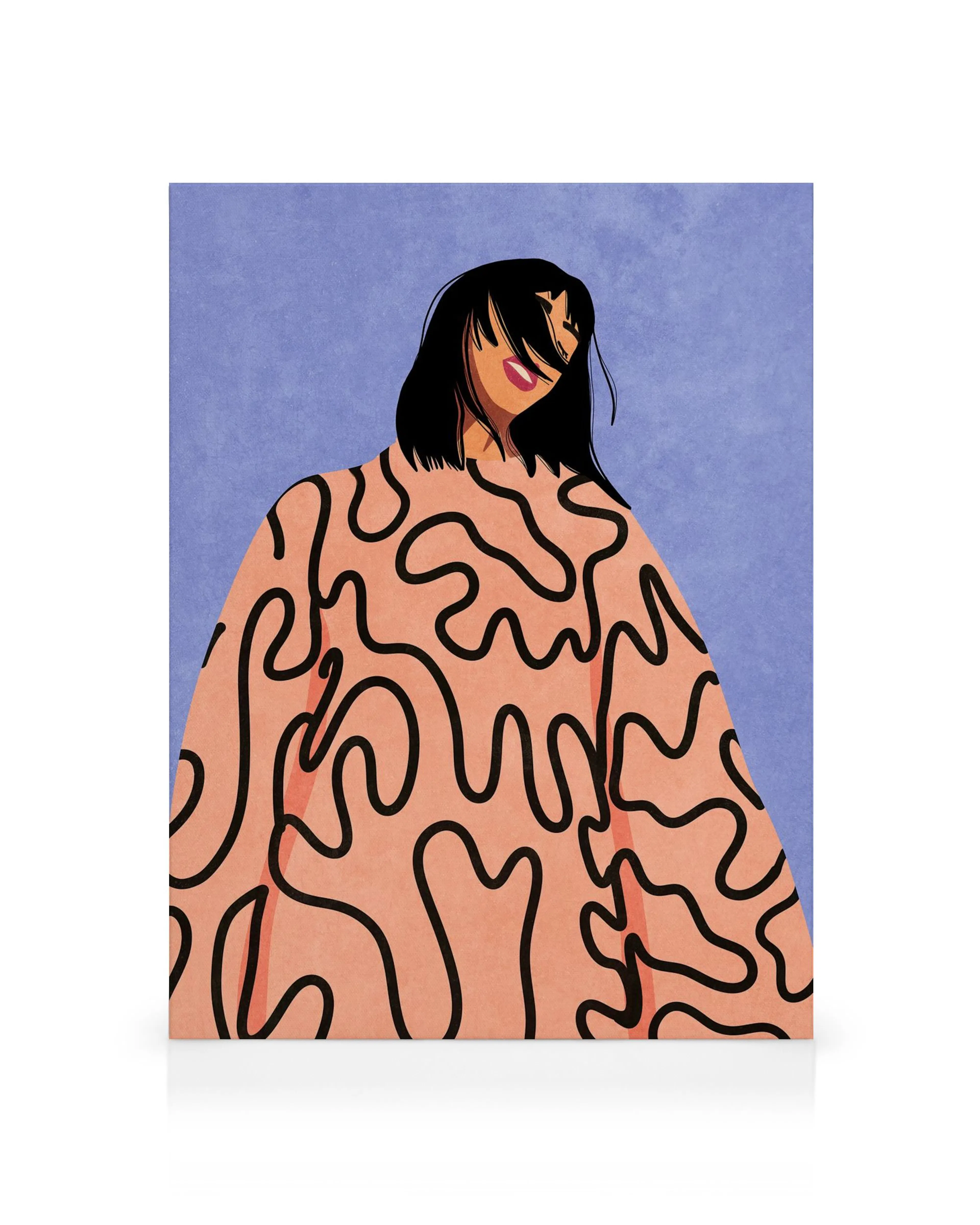 Toile Raissa Oltmanns, personne aux cheveux noirs, vêtue dun haut rose à motifs noirs, sur fond violet. Typographie sur toile.