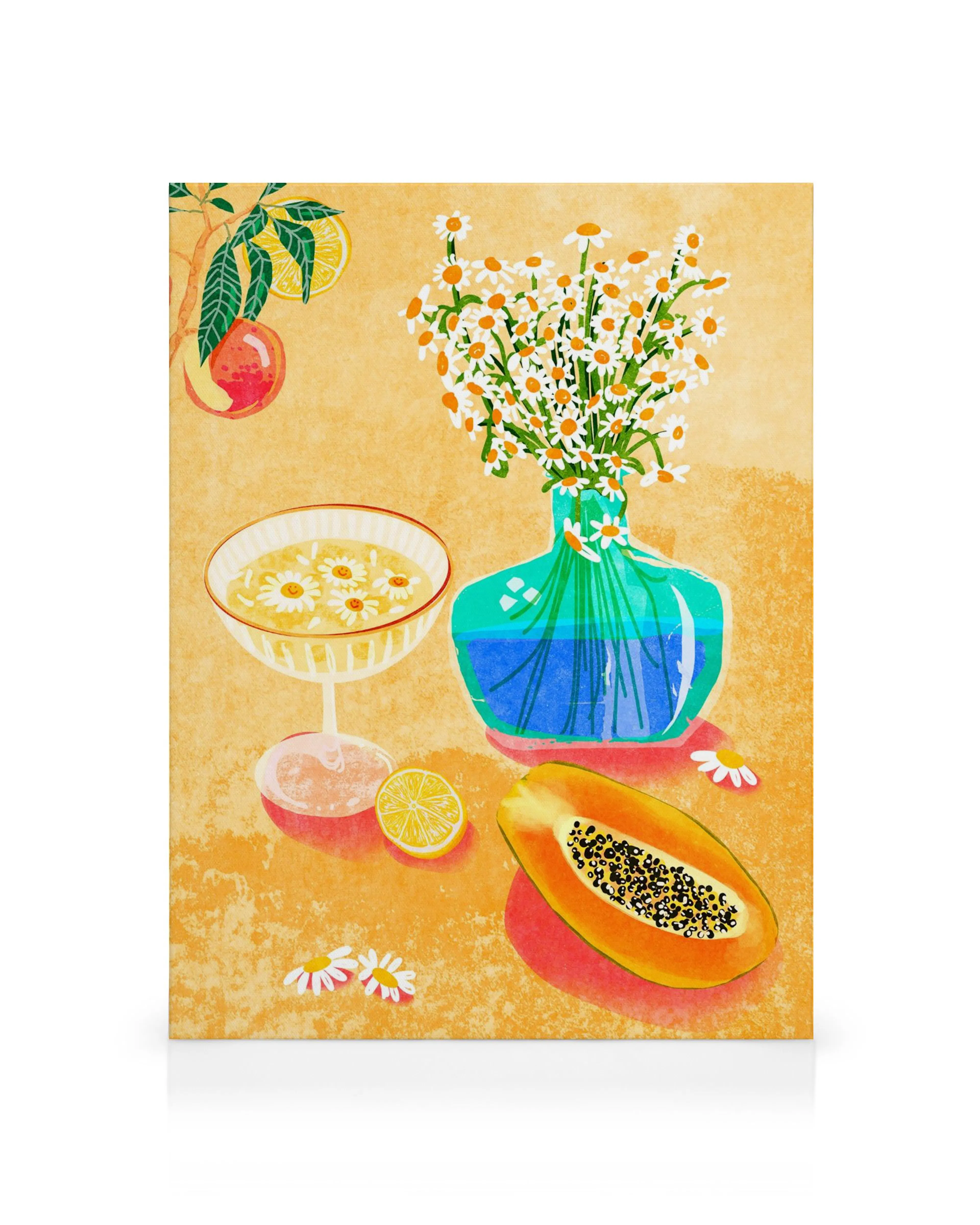 Ilustração de natureza morta com vaso de margaridas, taça de champanhe, mamão, limão e pêssegos num fundo amarelo.