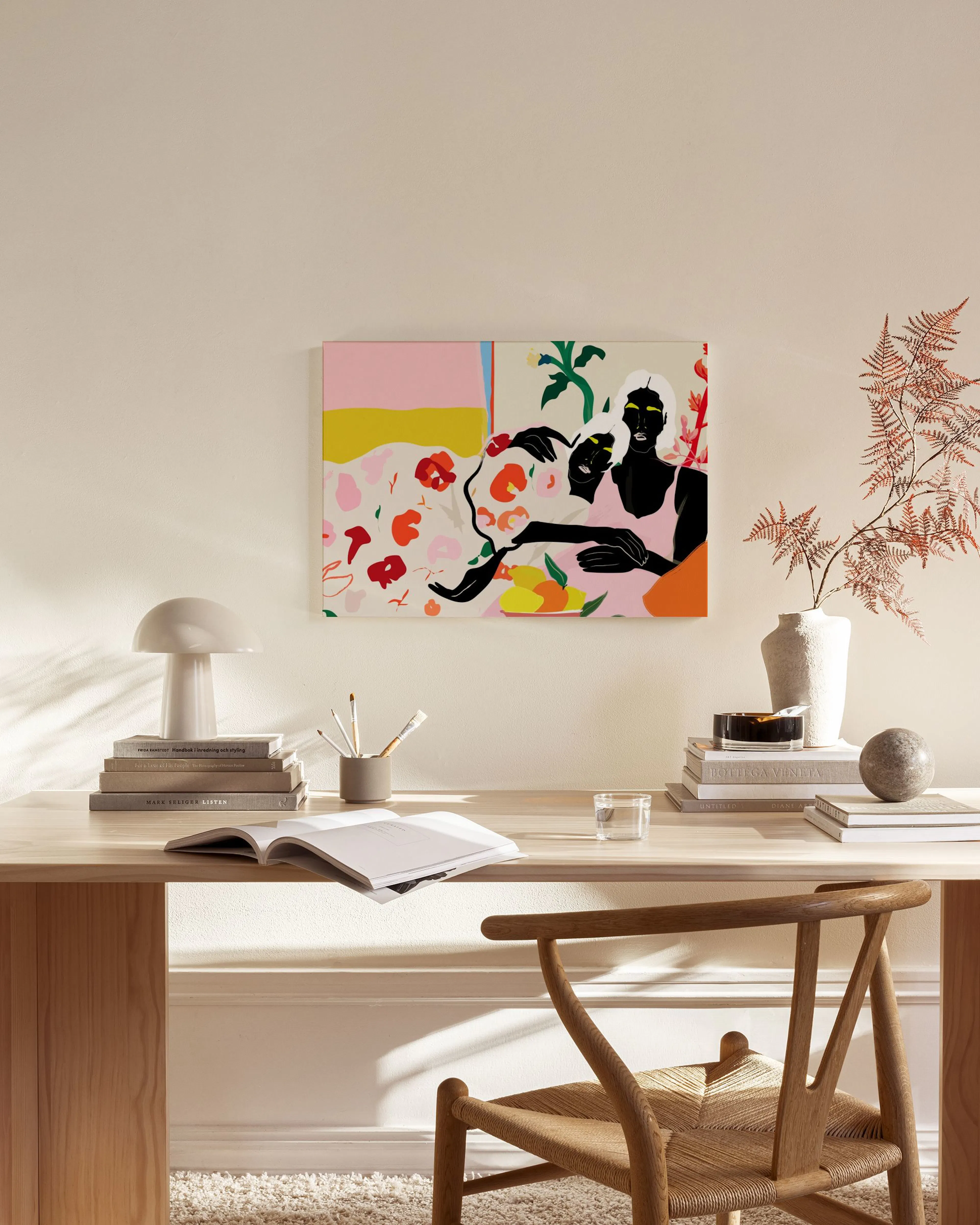 Leinwandbild mit zwei Frauenfiguren in farbenfroher Blumenumgebung, hängend in einem modernen Wohnzimmer über einem Sideboard.