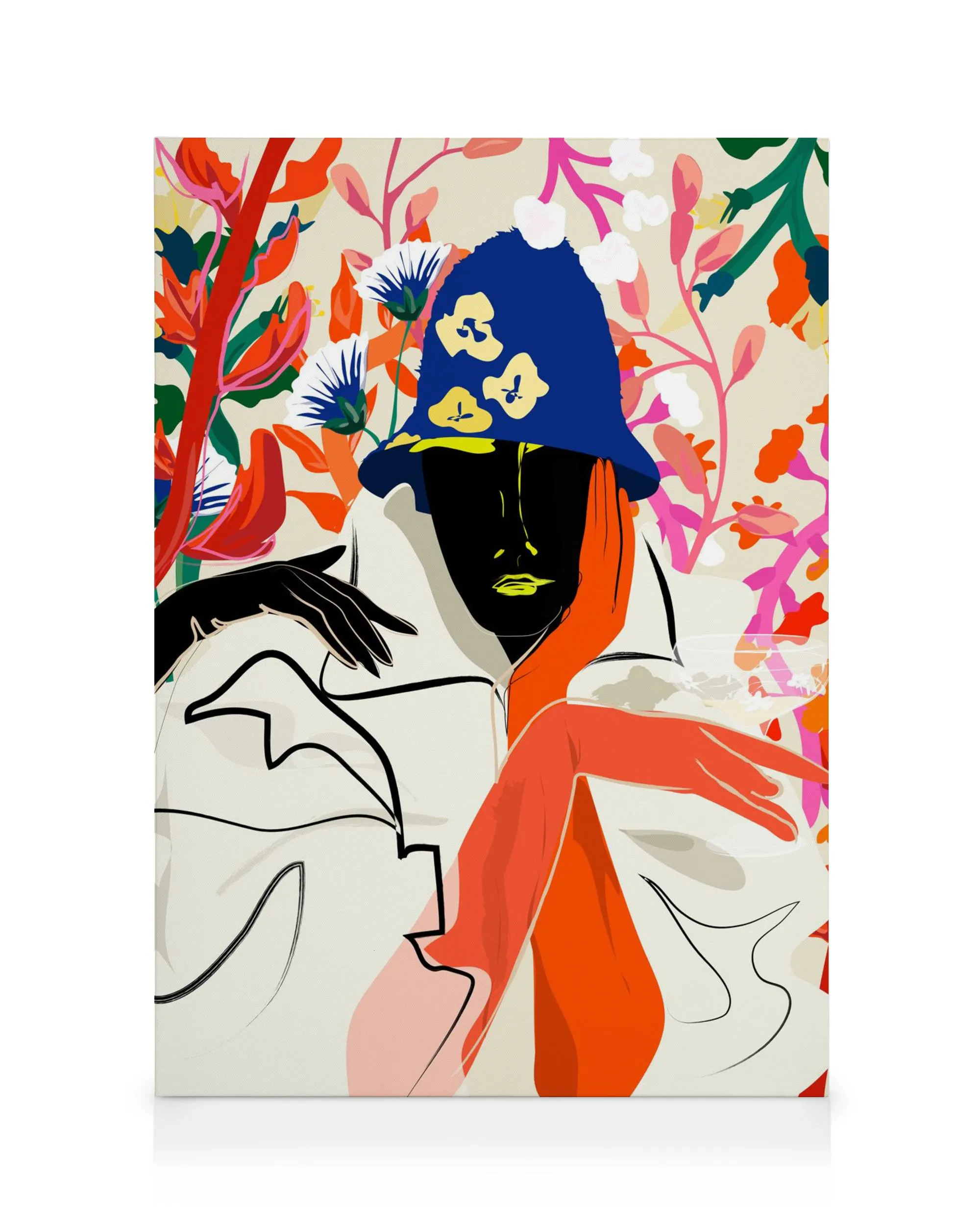 Gestileerde vrouw met blauwe hoed en rode sjaal op canvas, omringd door abstracte bloemmotieven.