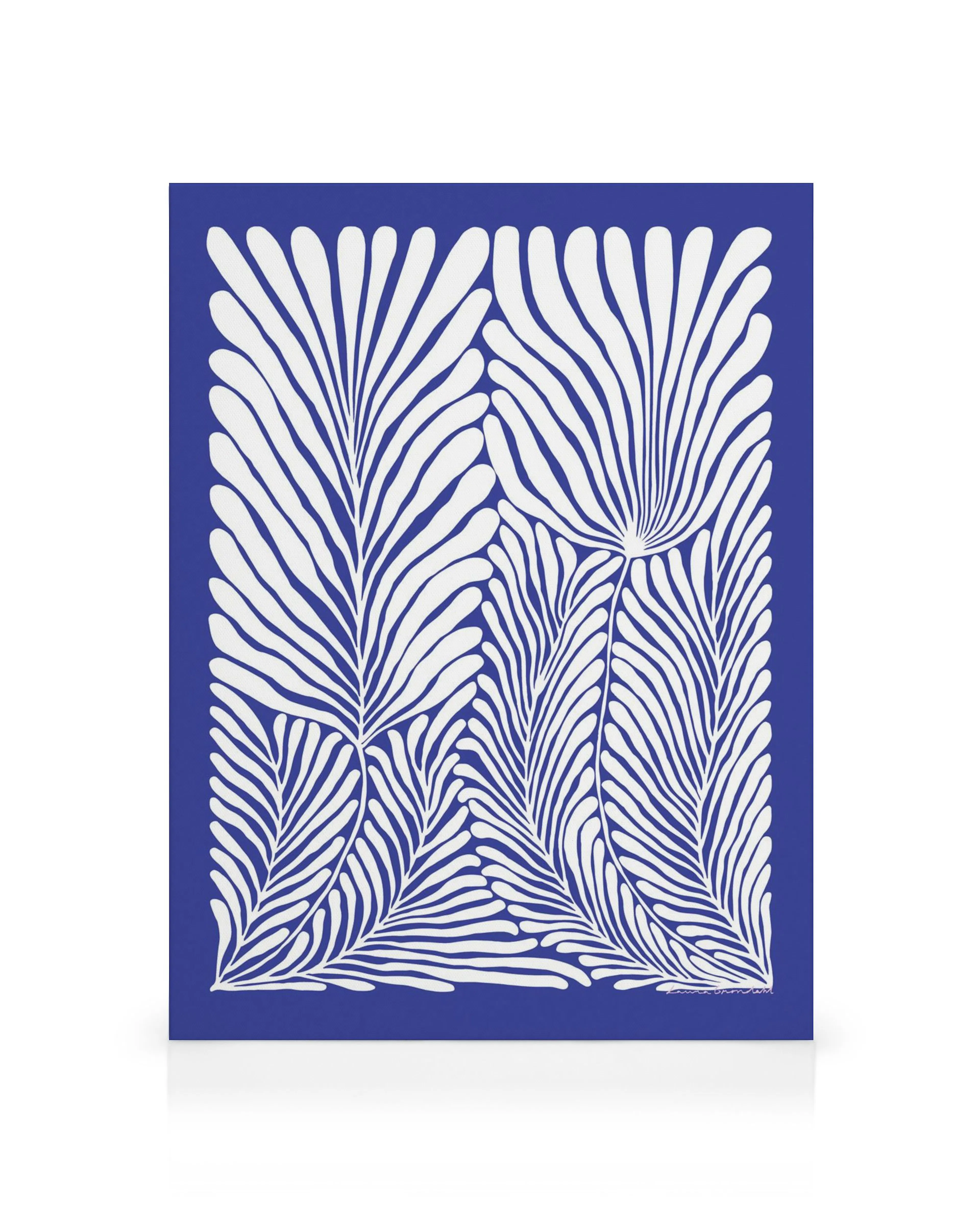 Obraz na plátne s bielymi štylizovanými listami rastlín na modrom pozadí.