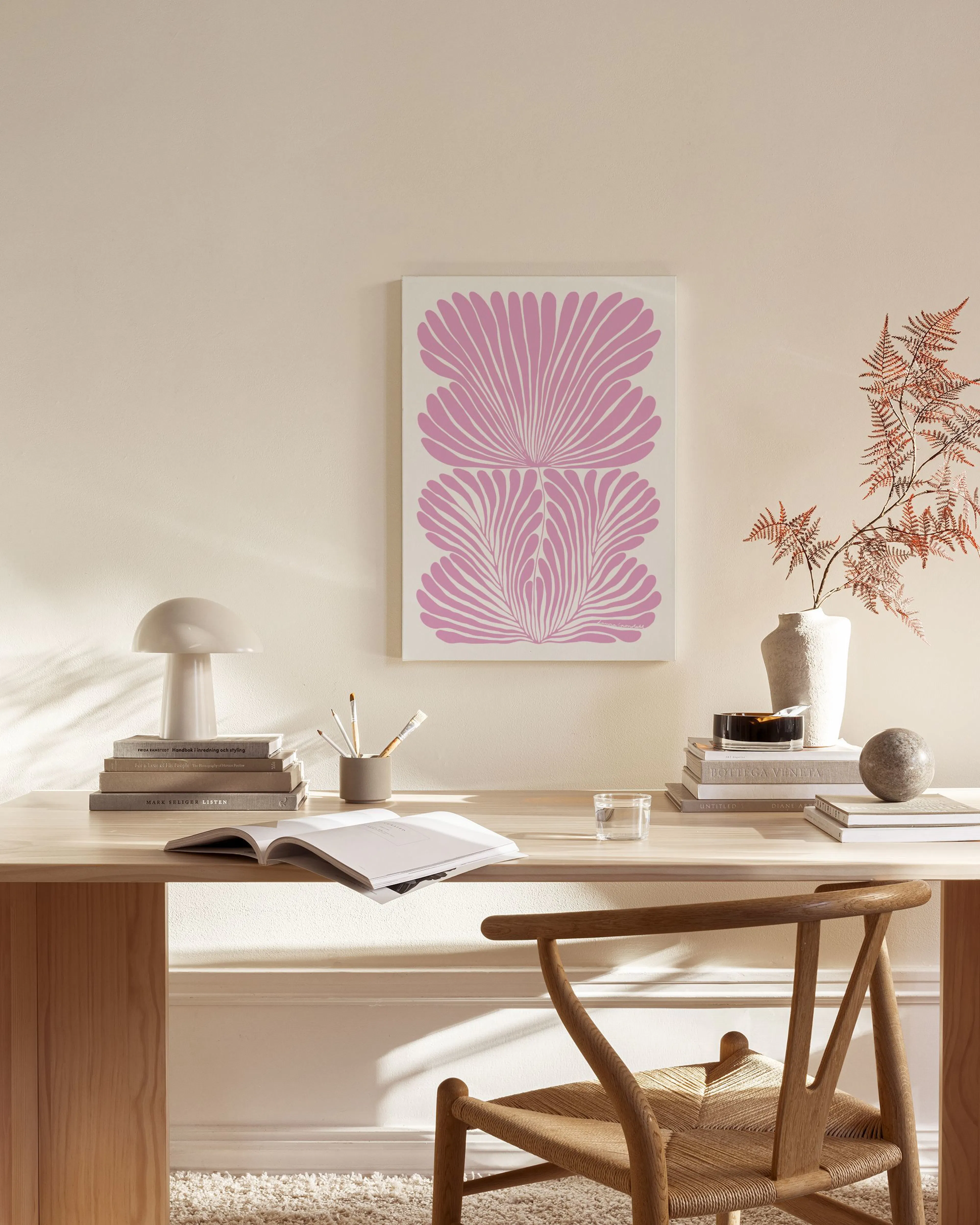 Leinwandbild mit rosa floralen Mustern auf hellgrauem Hintergrund, hängend in einem stilvollen Wohnzimmer.