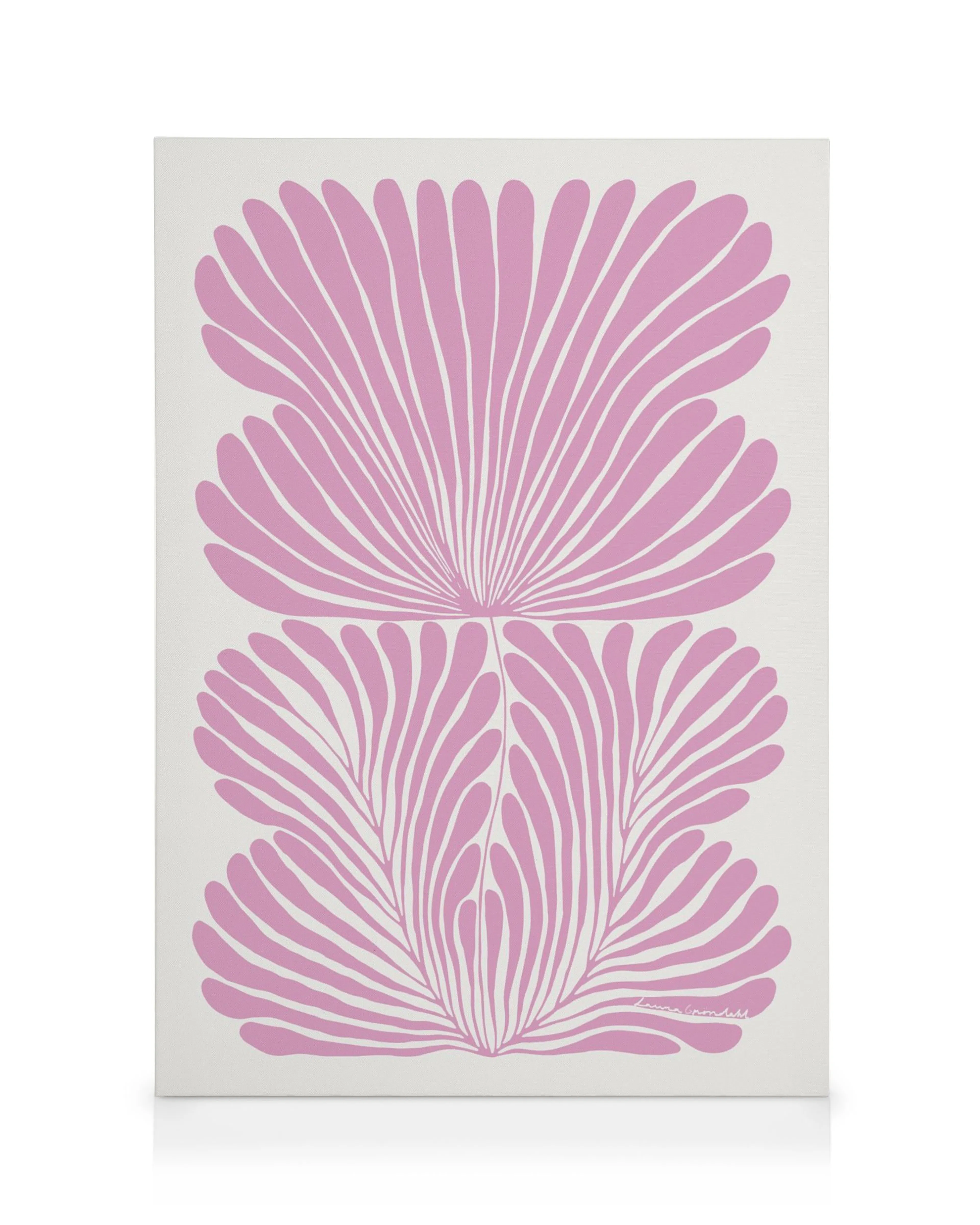 Blassrosa Blütenblätter auf cremefarbenem Hintergrund, die eine verspielte Blumenform bilden. Florale Leinwandkunst.