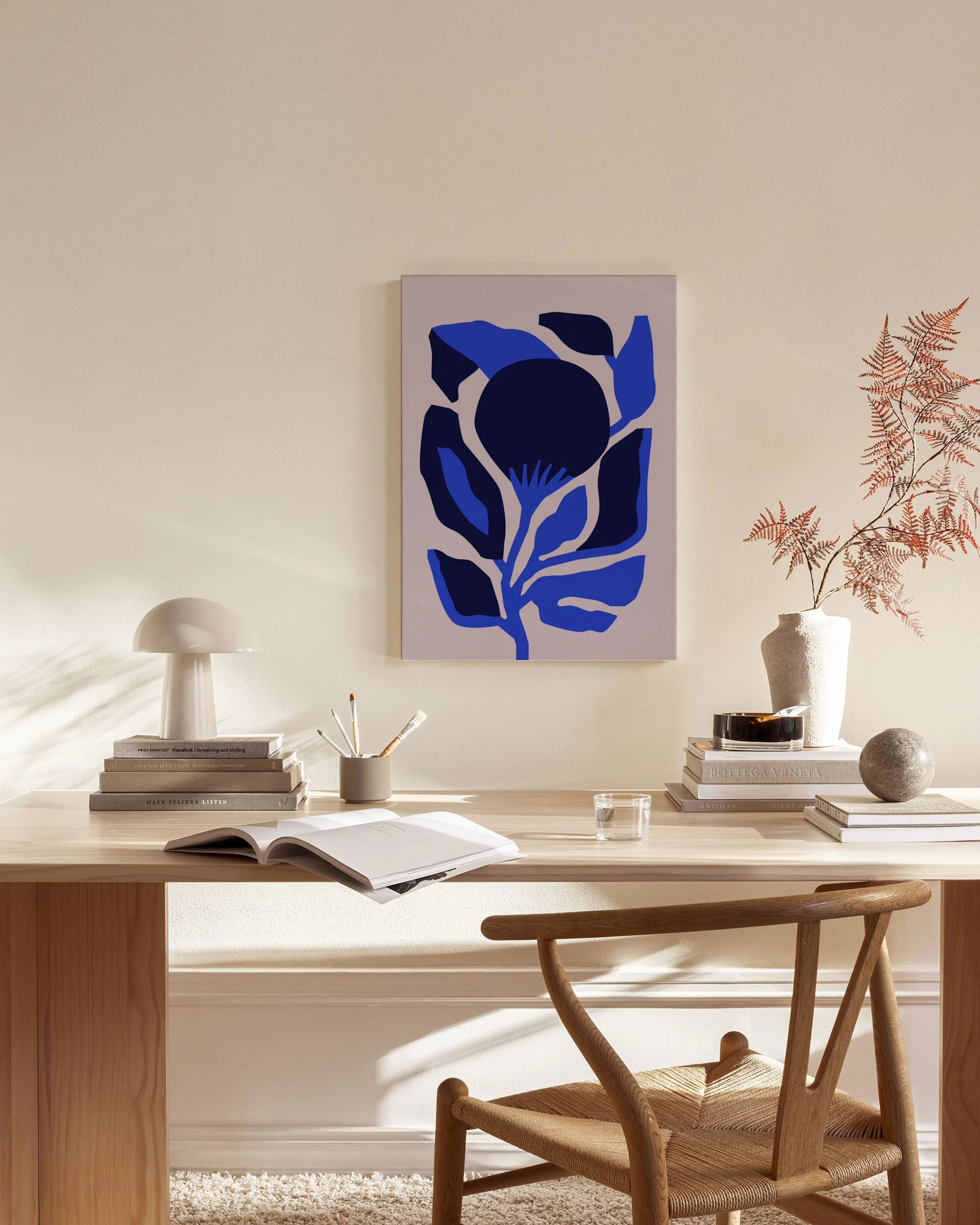 Lienzo floral abstracto en tonos azules y morados sobre fondo gris, colgado en una sala de estar moderna.