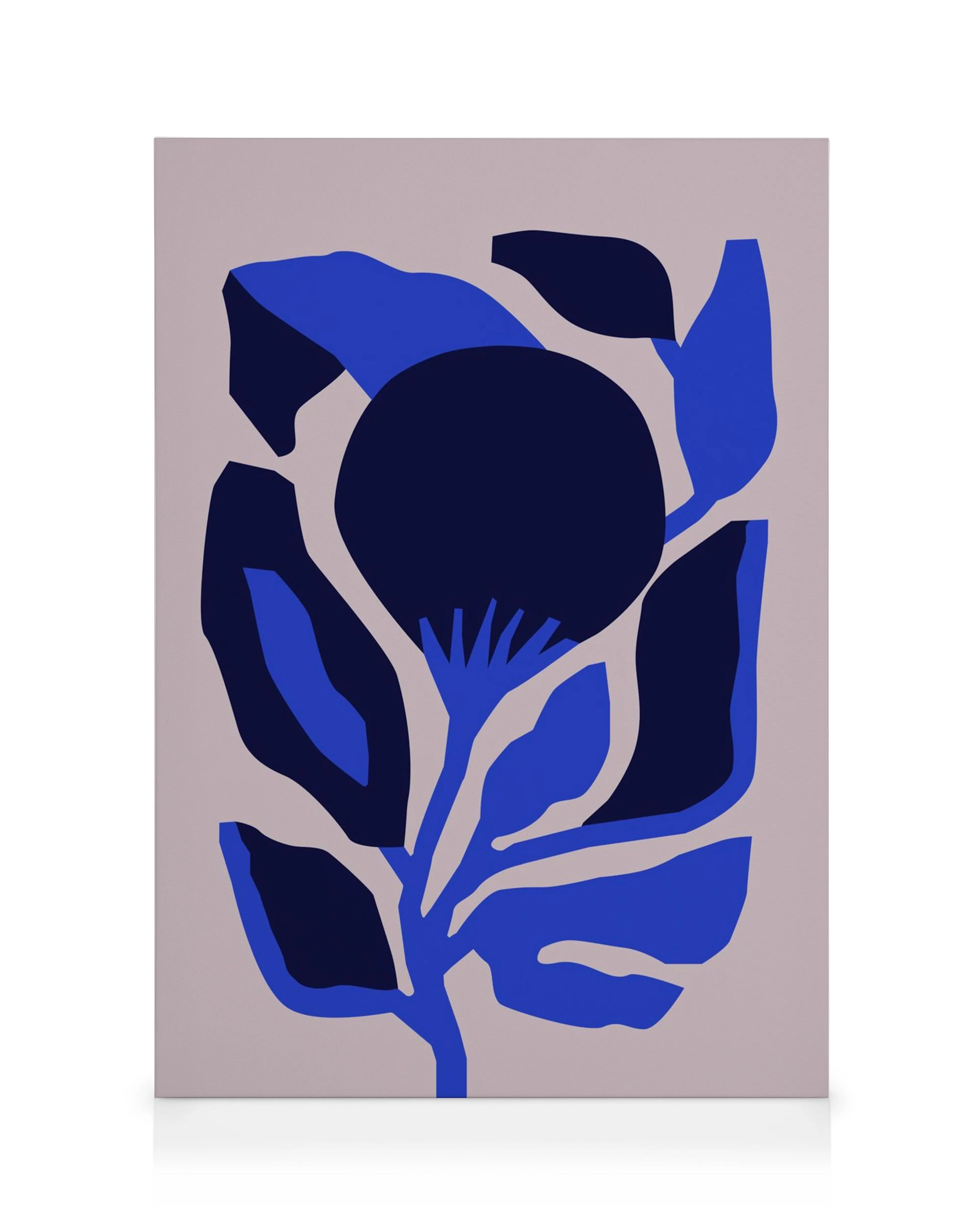 Berenice Hernandez kunstlærred med stiliseret blå blomstermotiv og blade i forskellige blå nuancer på lyst lærred.