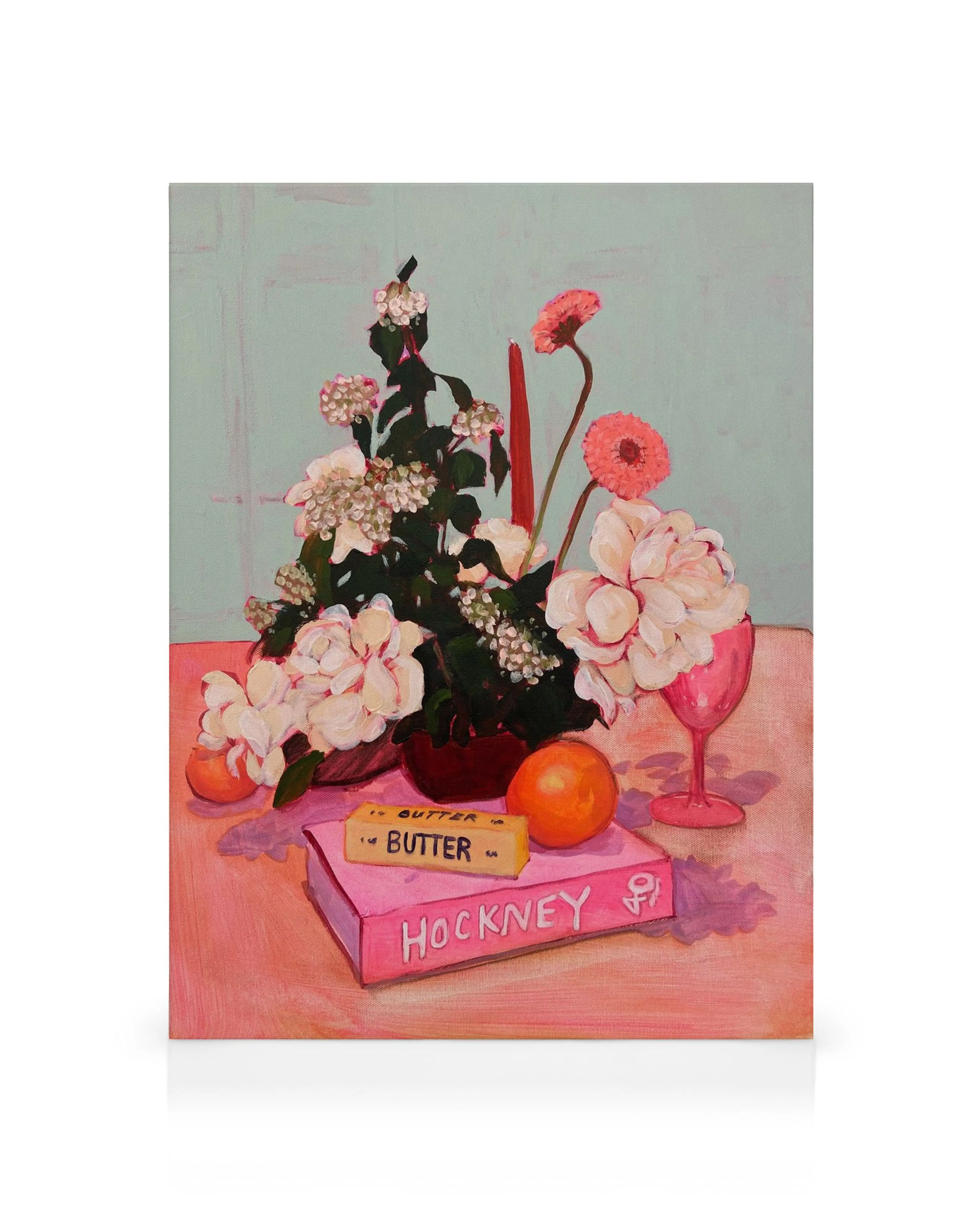 Lindsey Cherek Stillleben mit Hockney Buch, Blumen, Orangen und Butter auf rosafarbenem Tisch, Pop-Art Leinwandbild
