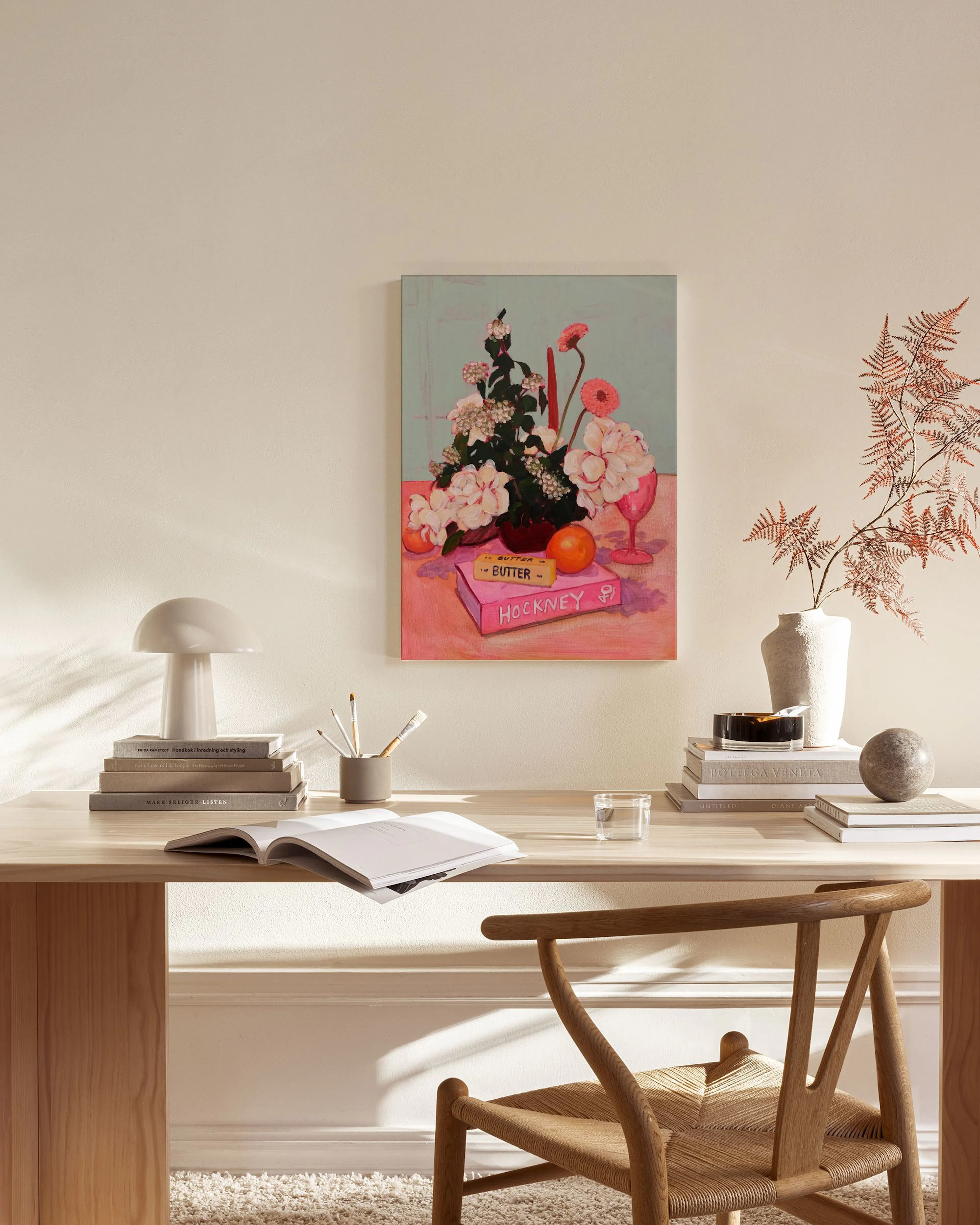 Malba zátiší s bílými květinami, pomeranči a krabicí s nápisem HOCKNEY v moderním obývacím pokoji.