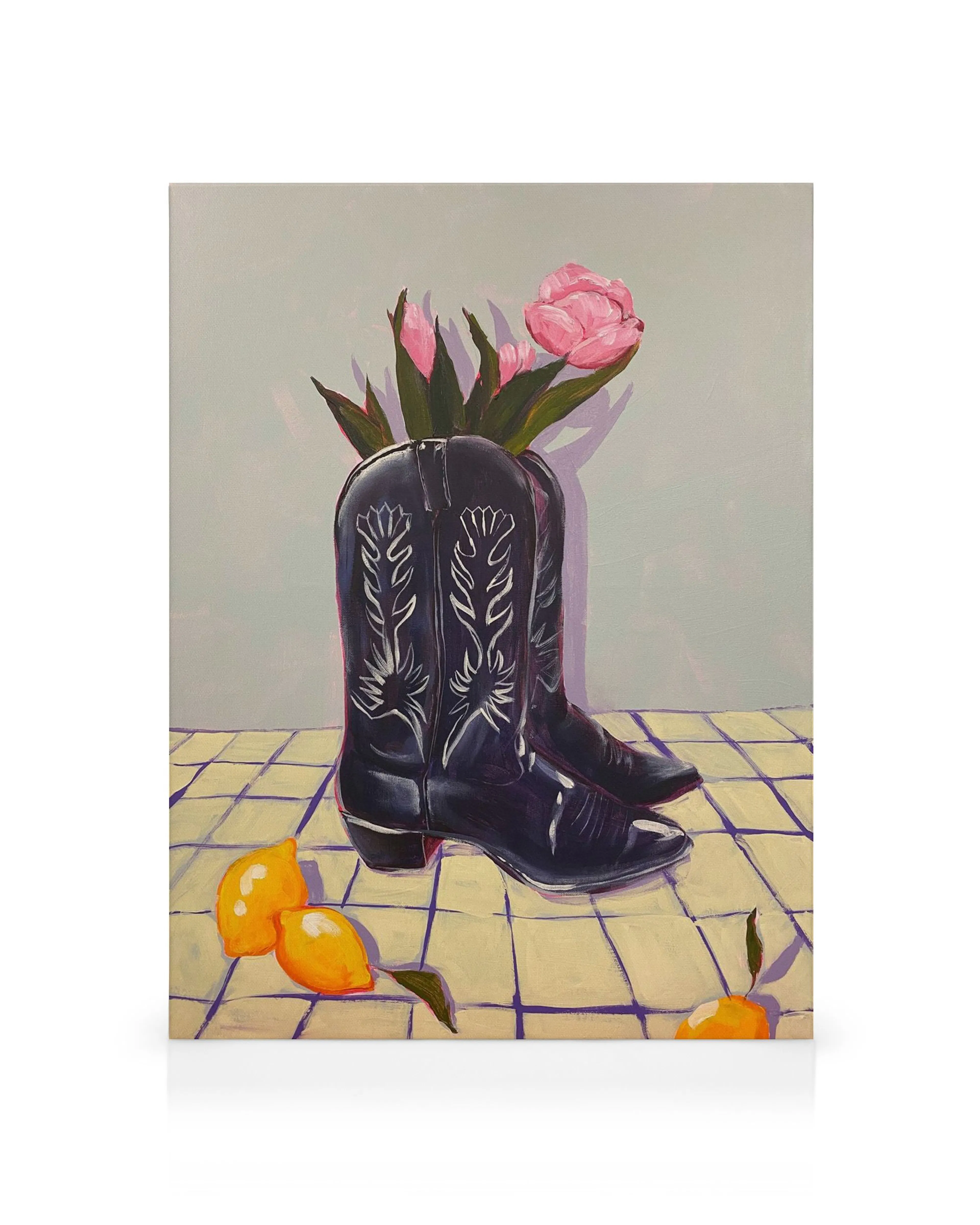 Lienzo de naturaleza muerta con tulipanes rosados en botas vaqueras negras y limones en un suelo de baldosas.