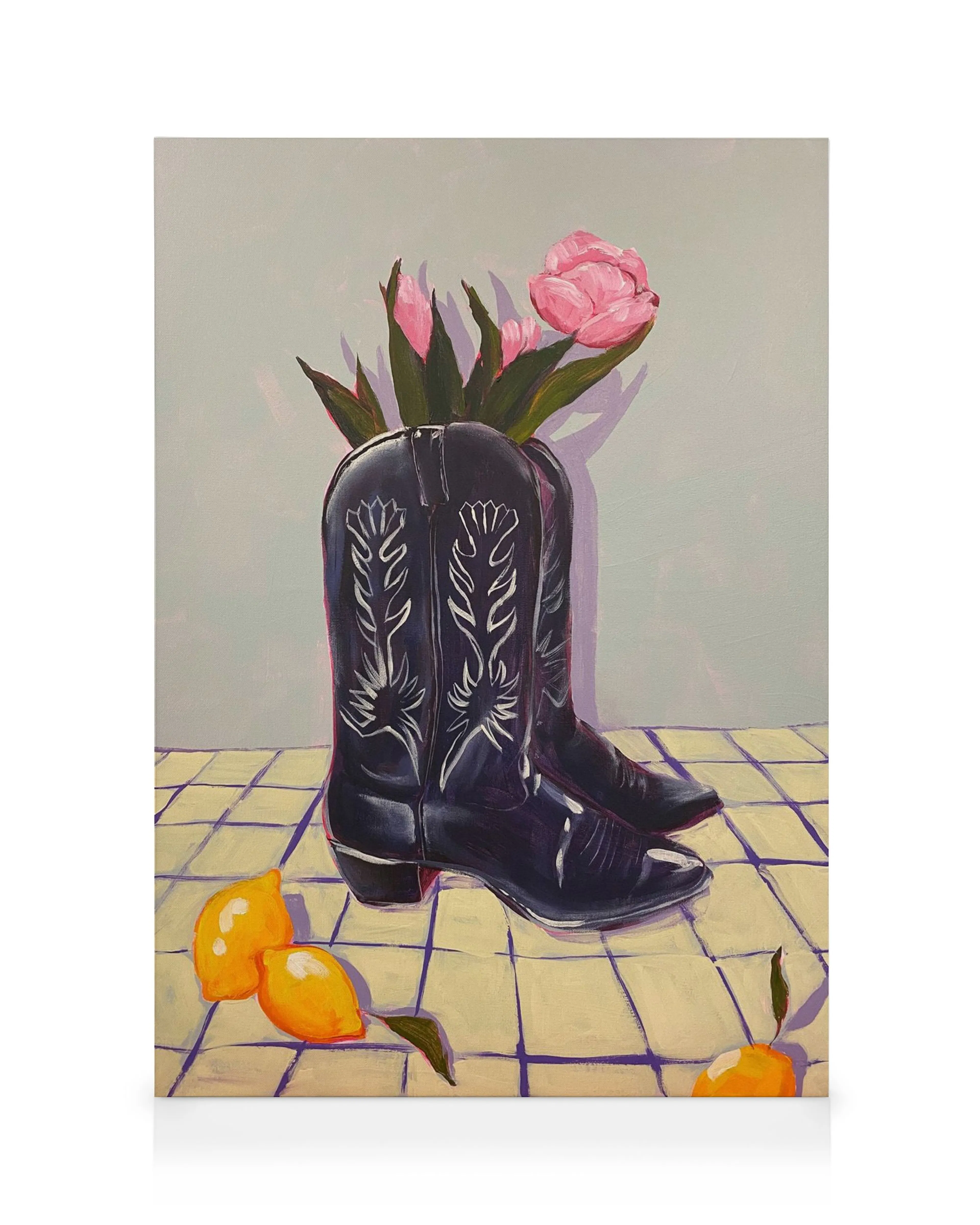 Stilleven canvas met roze tulpen in donkere laarzen en citroenen op een geruite vloer.