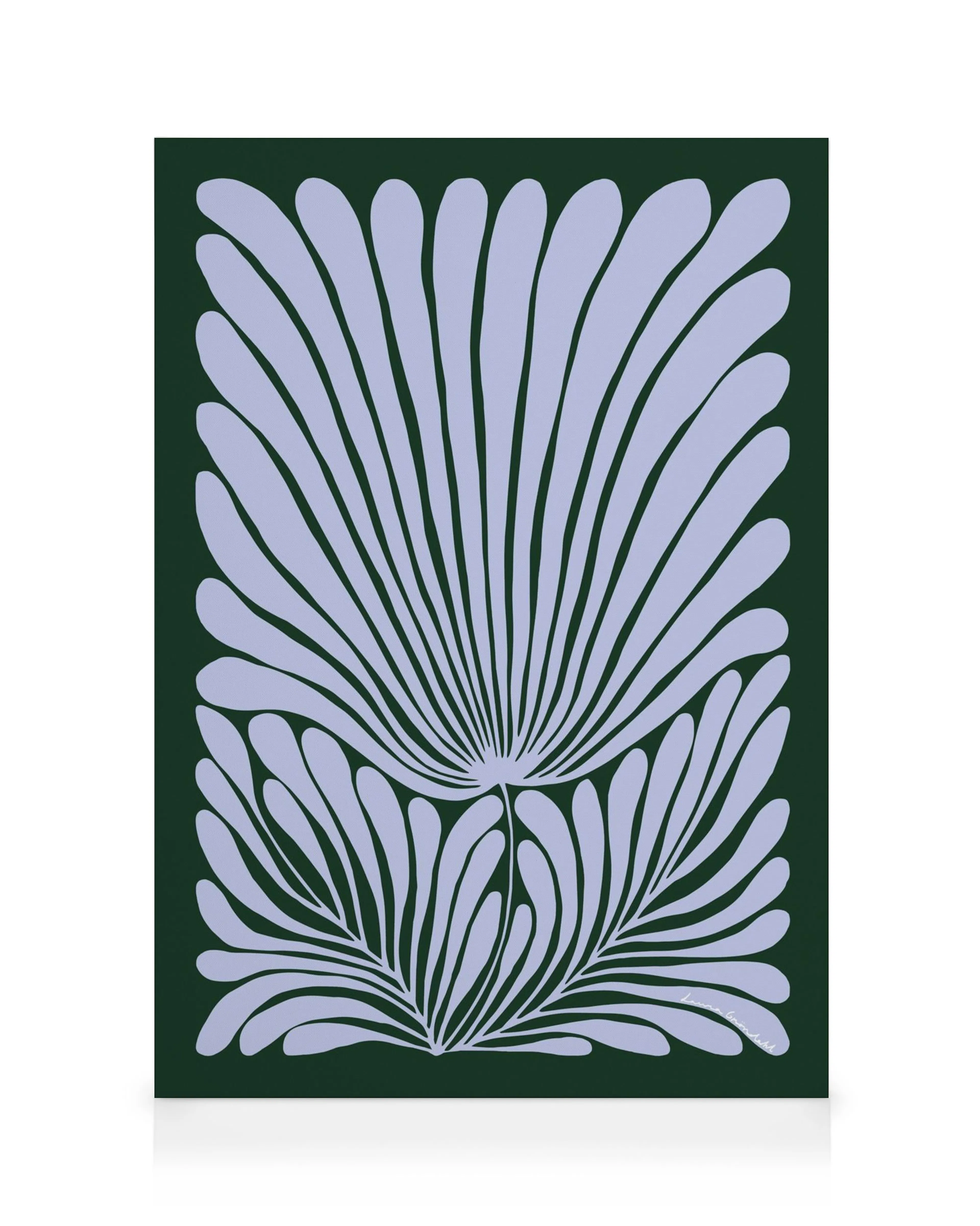 Καμβάς Laura Gröndahl, Evergreen Flower. Αφηρημένη φύση, απαλό μωβ λουλούδι σε σκούρο πράσινο.