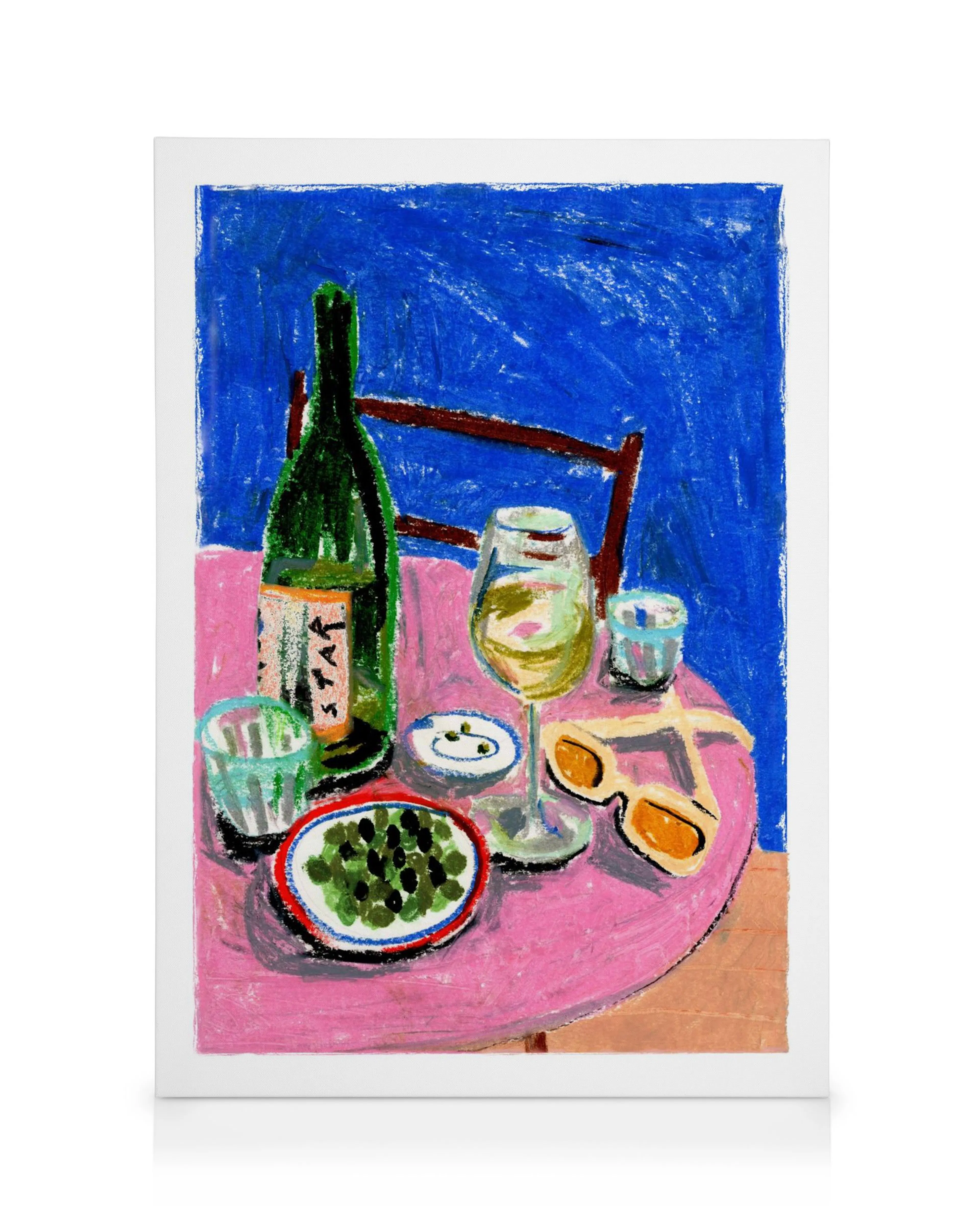 Pastellfarbenes Stillleben mit Weinflasche, Glas, Oliven und Sonnenbrille auf rosa Tisch
