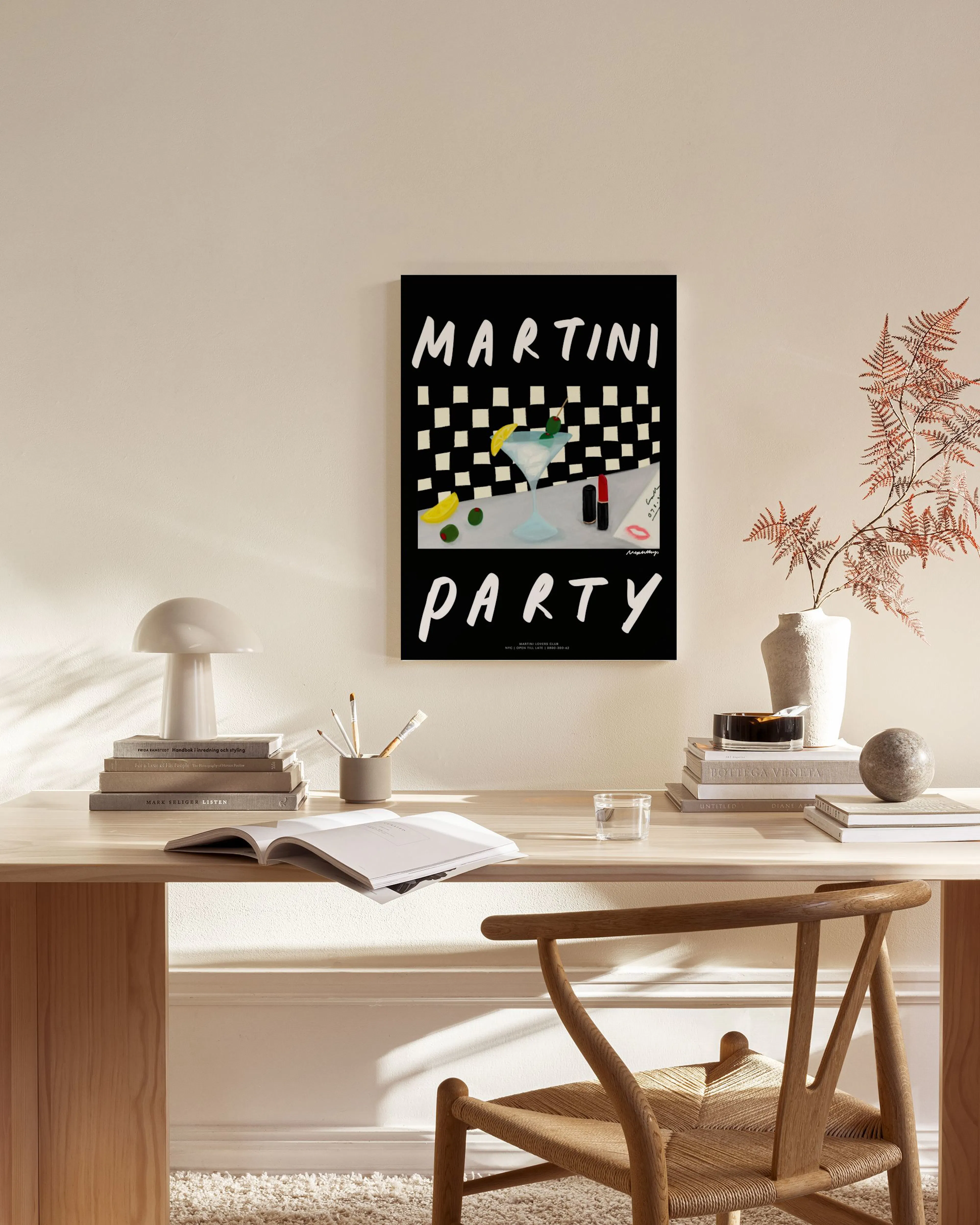 Καμβάς με αφίσα Martini Party με ποτήρι μαρτίνι, λεμόνια και κραγιόν, κρεμασμένος σε μοντέρνο σαλόνι.