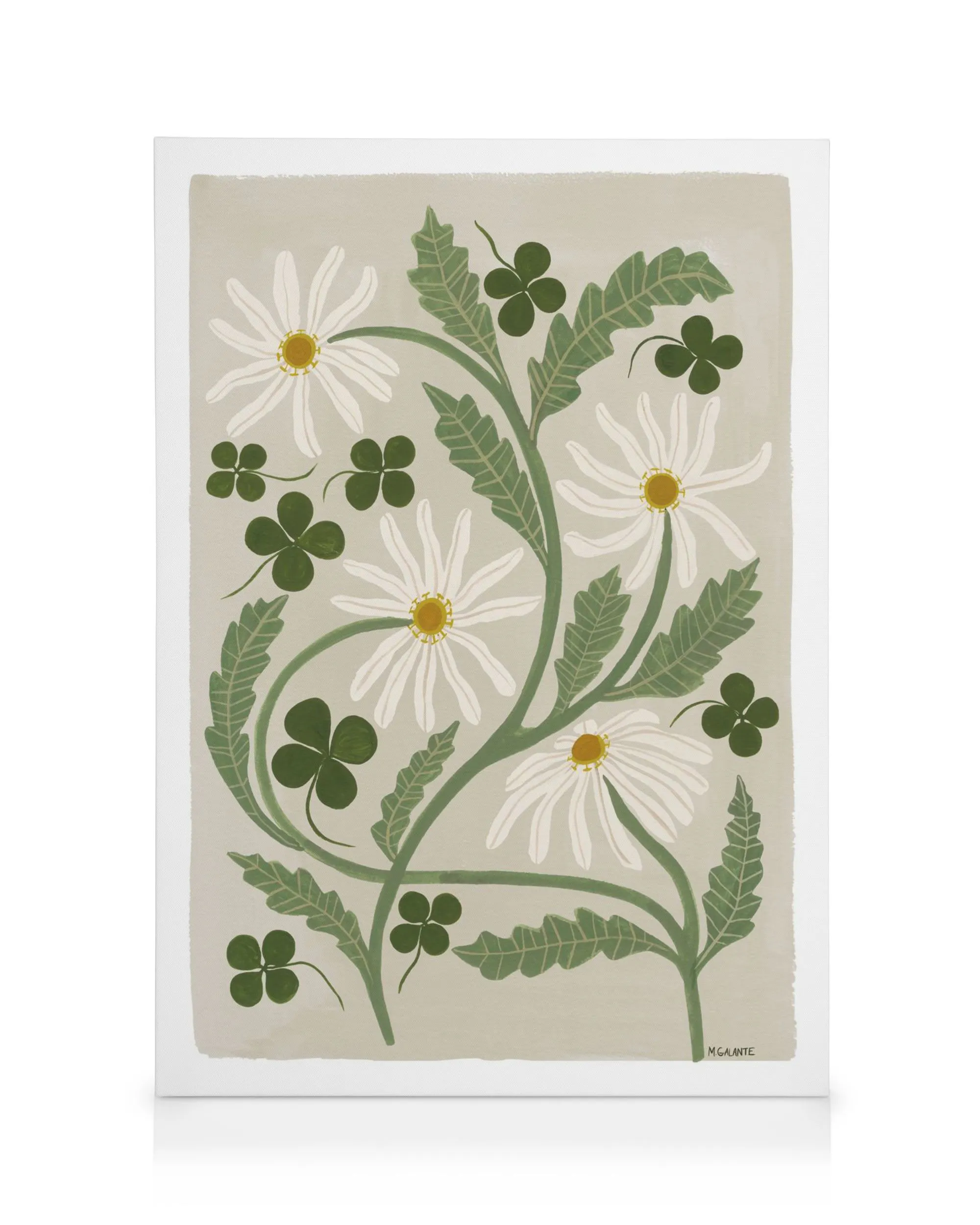 Tela con fiori di trifoglio bianco stilizzati, foglie verdi, e sfondo beige. Stampa floreale botanica.