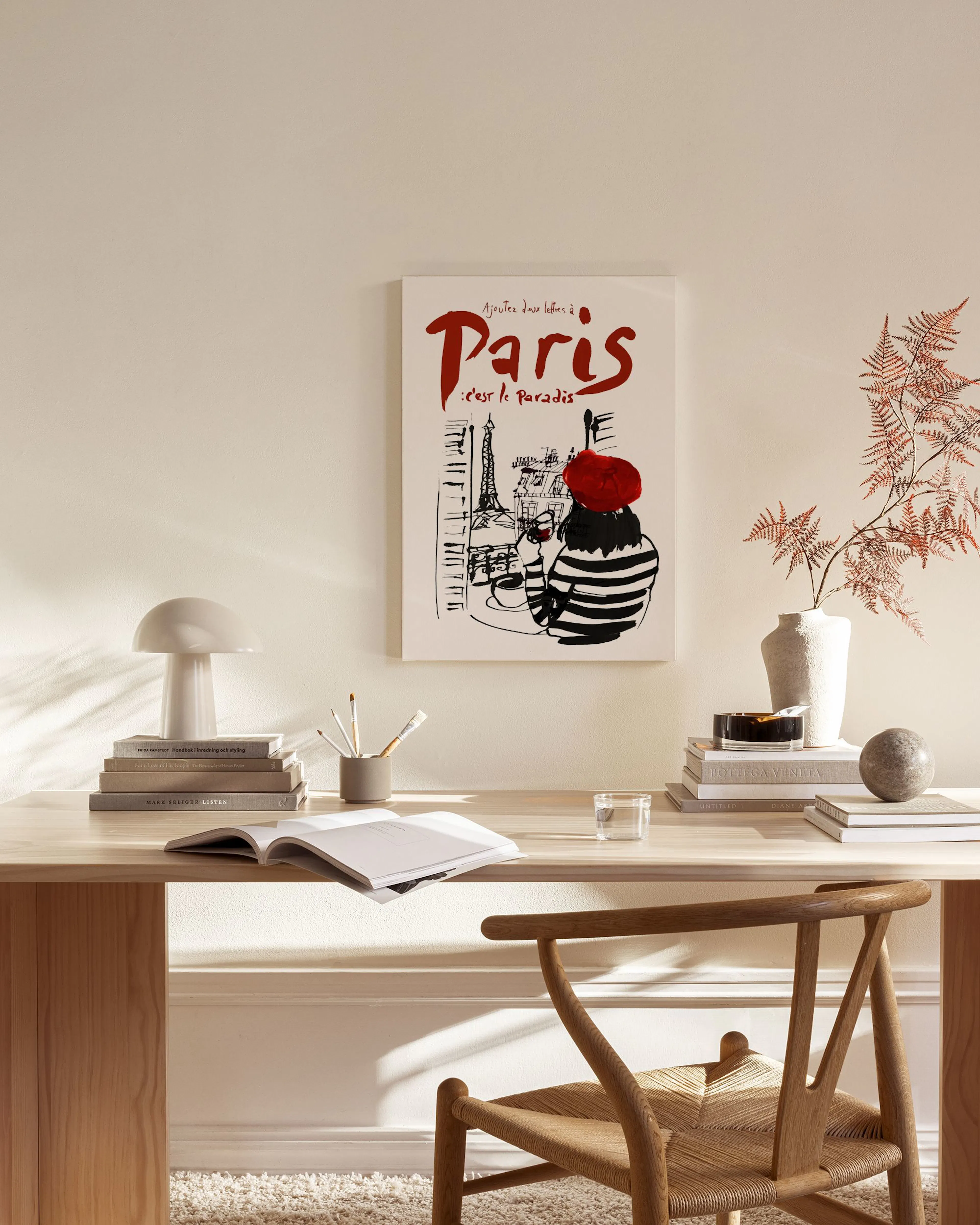 Stampa su tela Paris cest le Paradis con una donna e la Torre Eiffel, appesa in un soggiorno moderno.