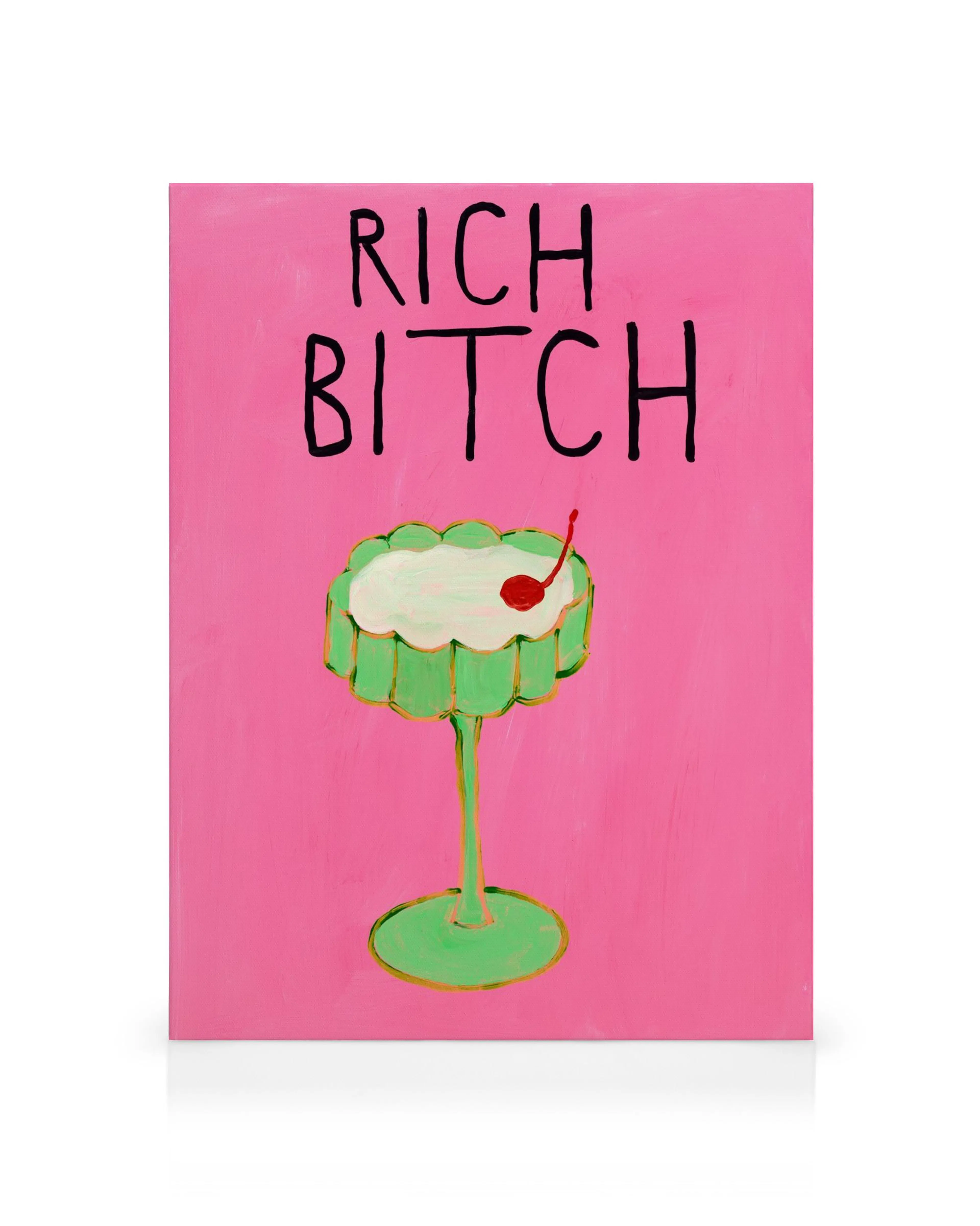 Roze canvas met zwarte tekst Rich Bitch en een groene taartstandaard met witte taart en rode kers.