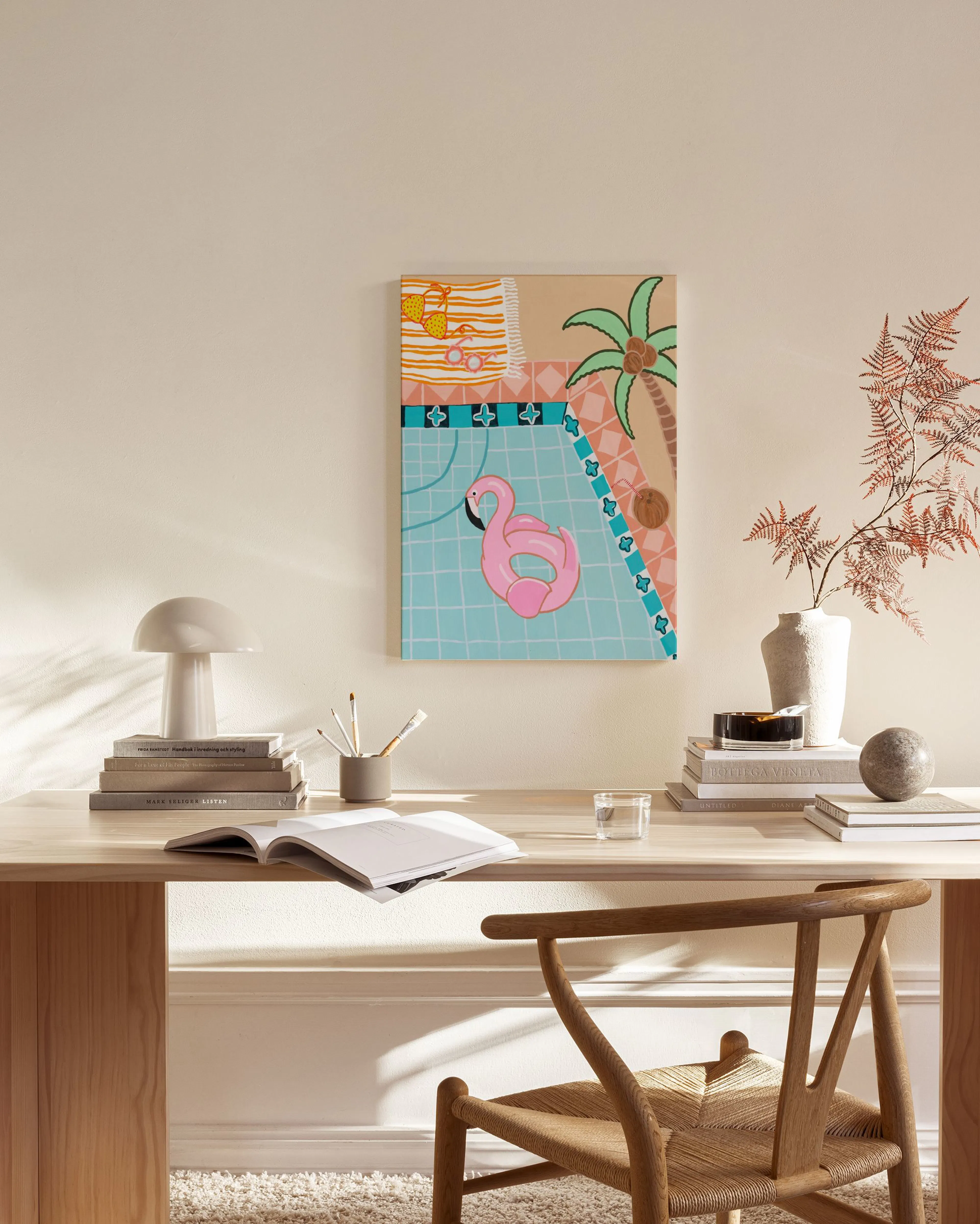 Leinwandbild mit Pool, rosafarbenem Flamingo-Schwimmring und Palme in einem modernen Wohnzimmer.
