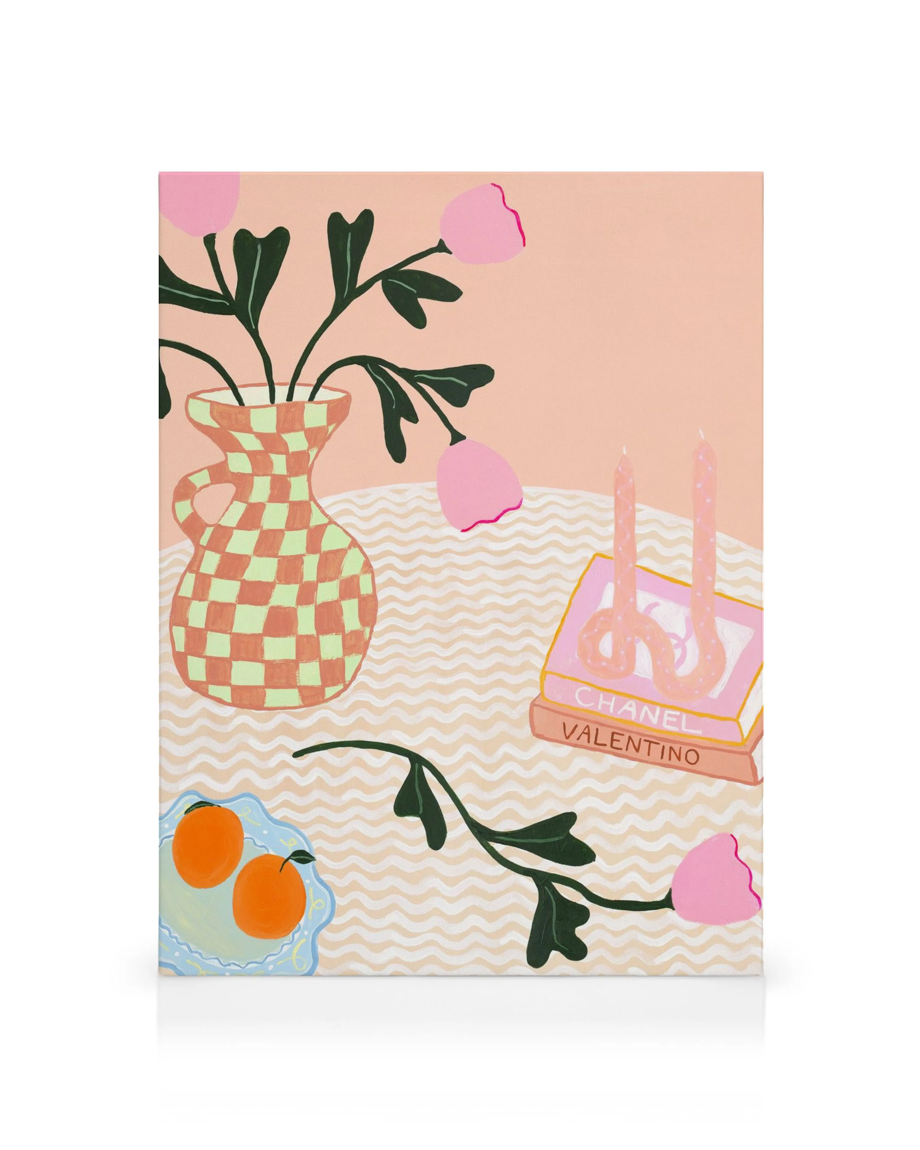 Lienzo con jarrón a cuadros, flores rosas, velas sobre libros de moda y naranjas en un plato, sobre fondo rosa ondulado. Chic y 