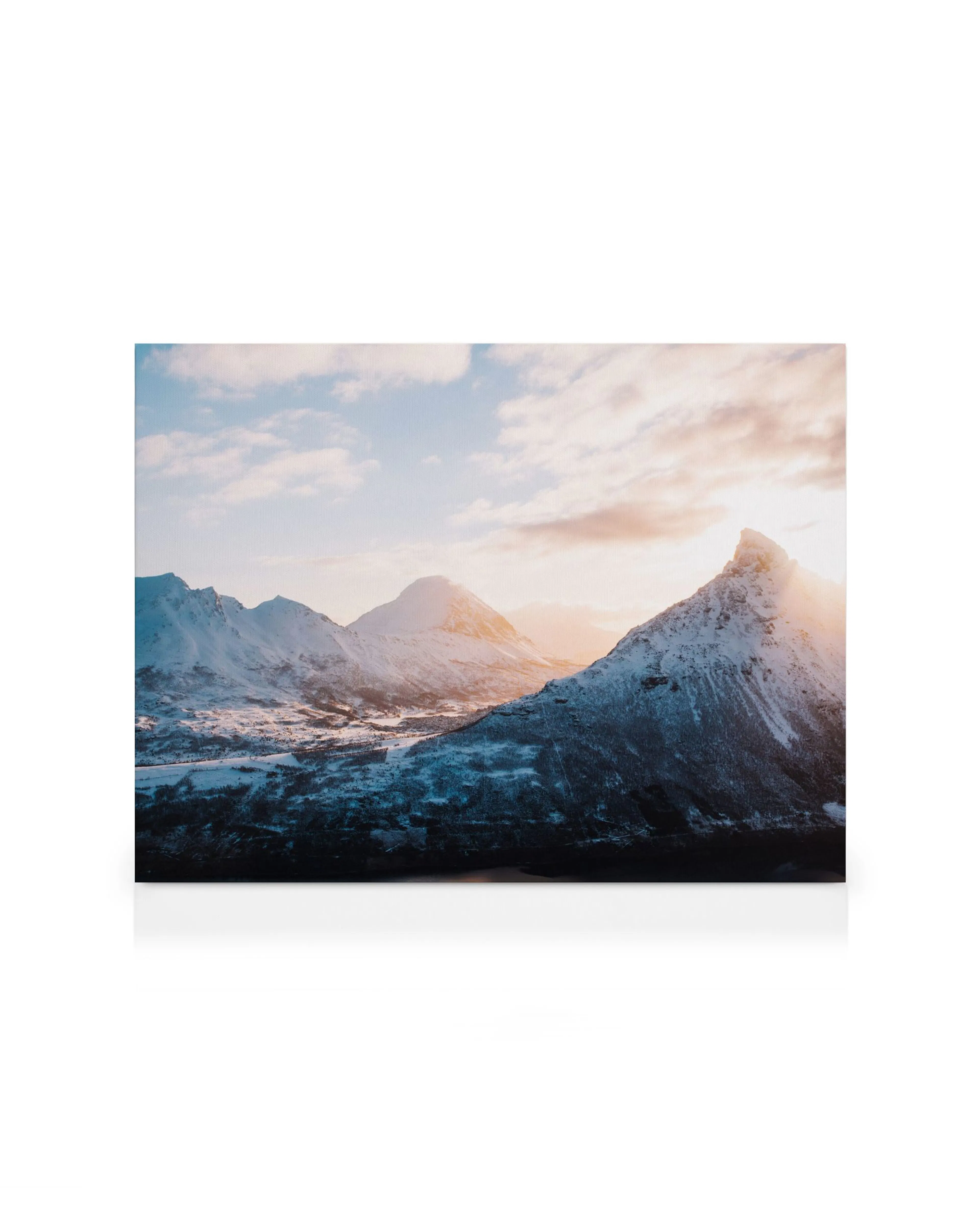 Alpen-Leinwanddruck mit schneebedeckten Bergen und einem warmen Sonnenuntergangshimmel, ideal für Wanddekoration.