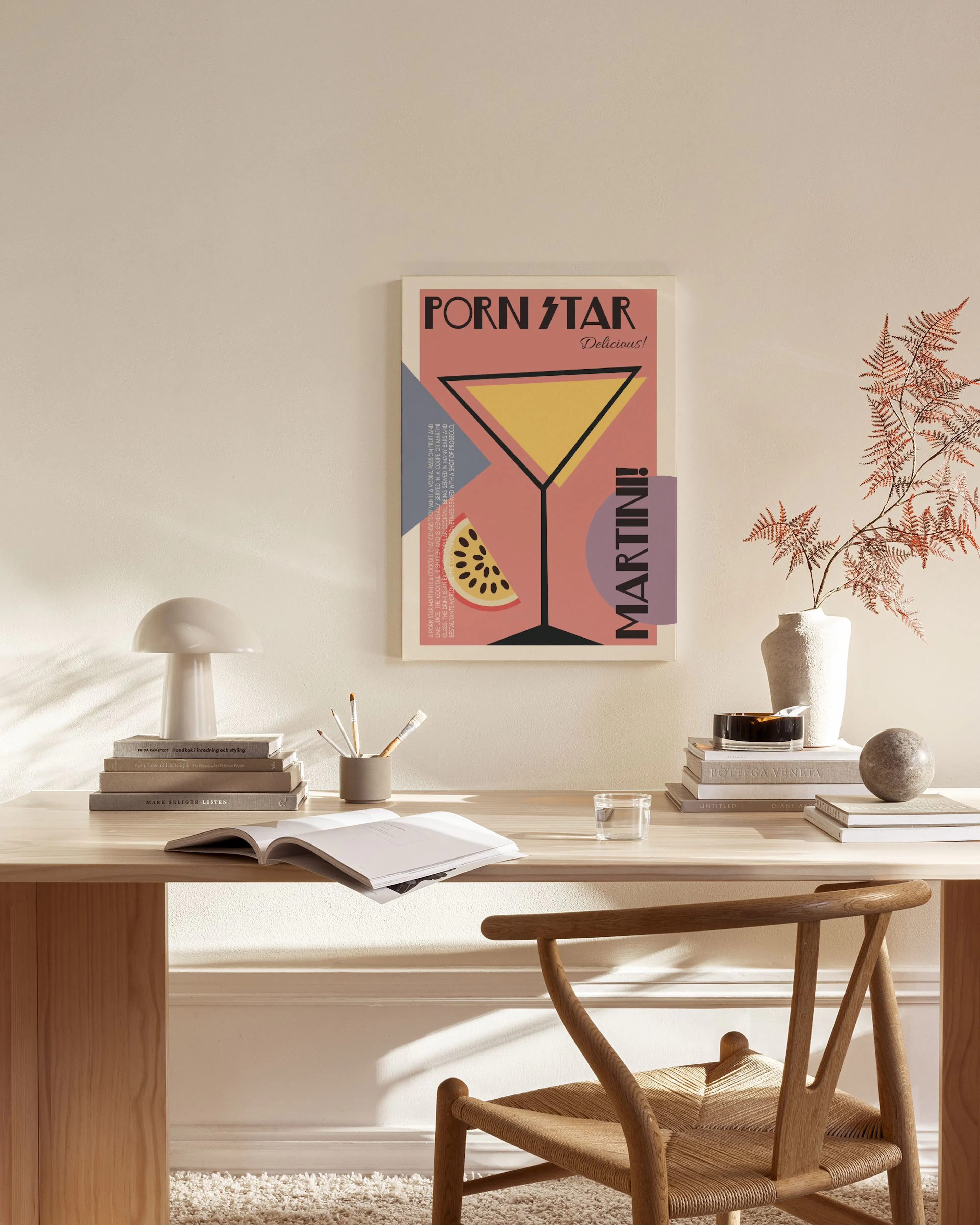 Toile Martini Pornstar aux couleurs vives rose, jaune et bleu, affichée dans un salon moderne.